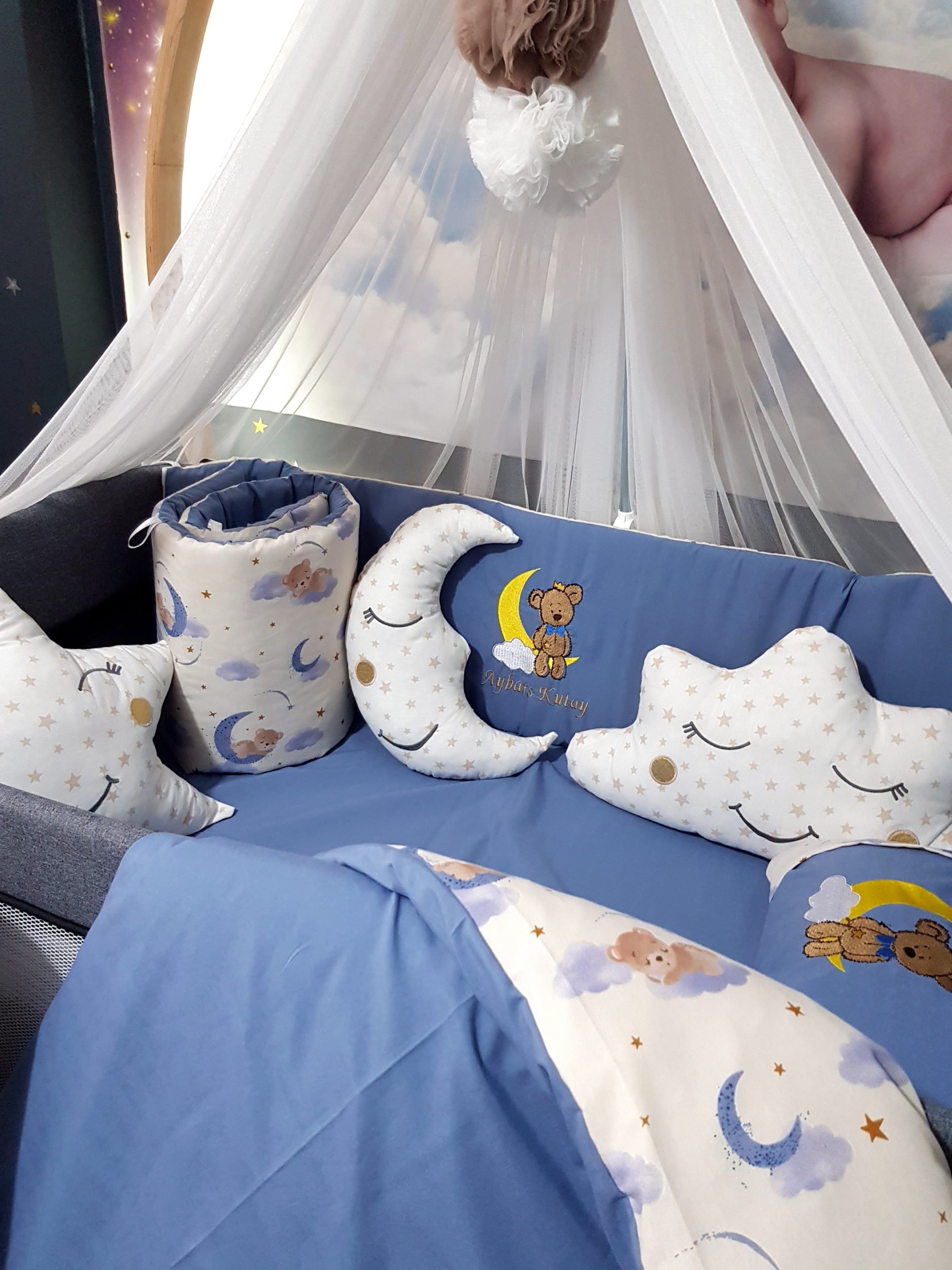 Nakışlı Uyku Seti , Yorgan, Çarşaf, Yastık, Nevresim Takımı, Nevresim Seti , Beşik Yan Koruma , Beşik Kenar Korumalık , Lüks Cibinlik , Cibinlik Aparatı , Park Beşik , Mobilya Beşik , Sepet Beşik , Uyku Arkadaşı Yastık , Ay Bulut Yıldız Süs Yastıkları , Nakışlı Kırlent