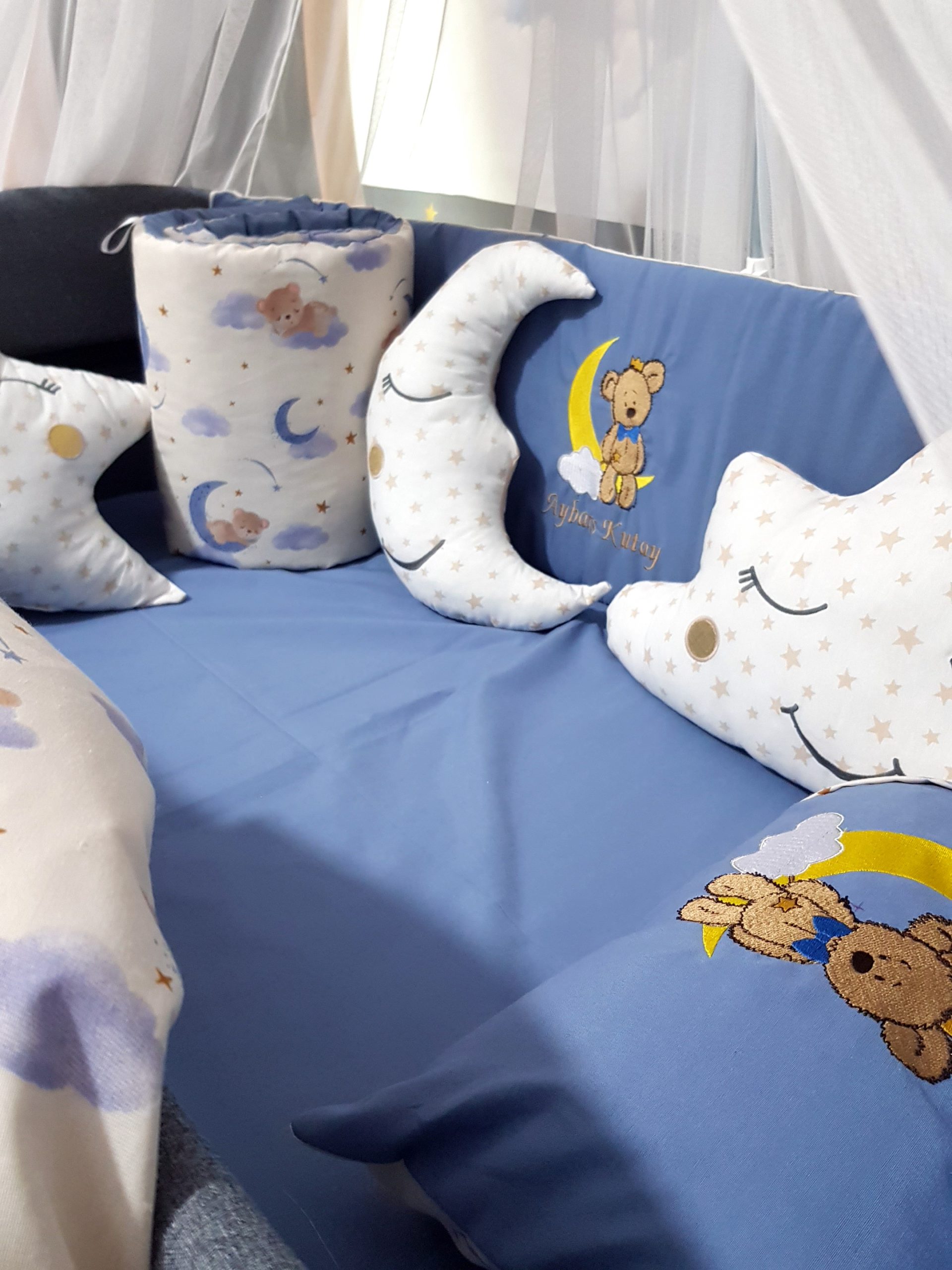 Nakışlı Uyku Seti , Yorgan, Çarşaf, Yastık, Nevresim Takımı, Nevresim Seti , Beşik Yan Koruma , Beşik Kenar Korumalık , Lüks Cibinlik , Cibinlik Aparatı , Park Beşik , Mobilya Beşik , Sepet Beşik , Uyku Arkadaşı Yastık , Ay Bulut Yıldız Süs Yastıkları , Nakışlı Kırlent