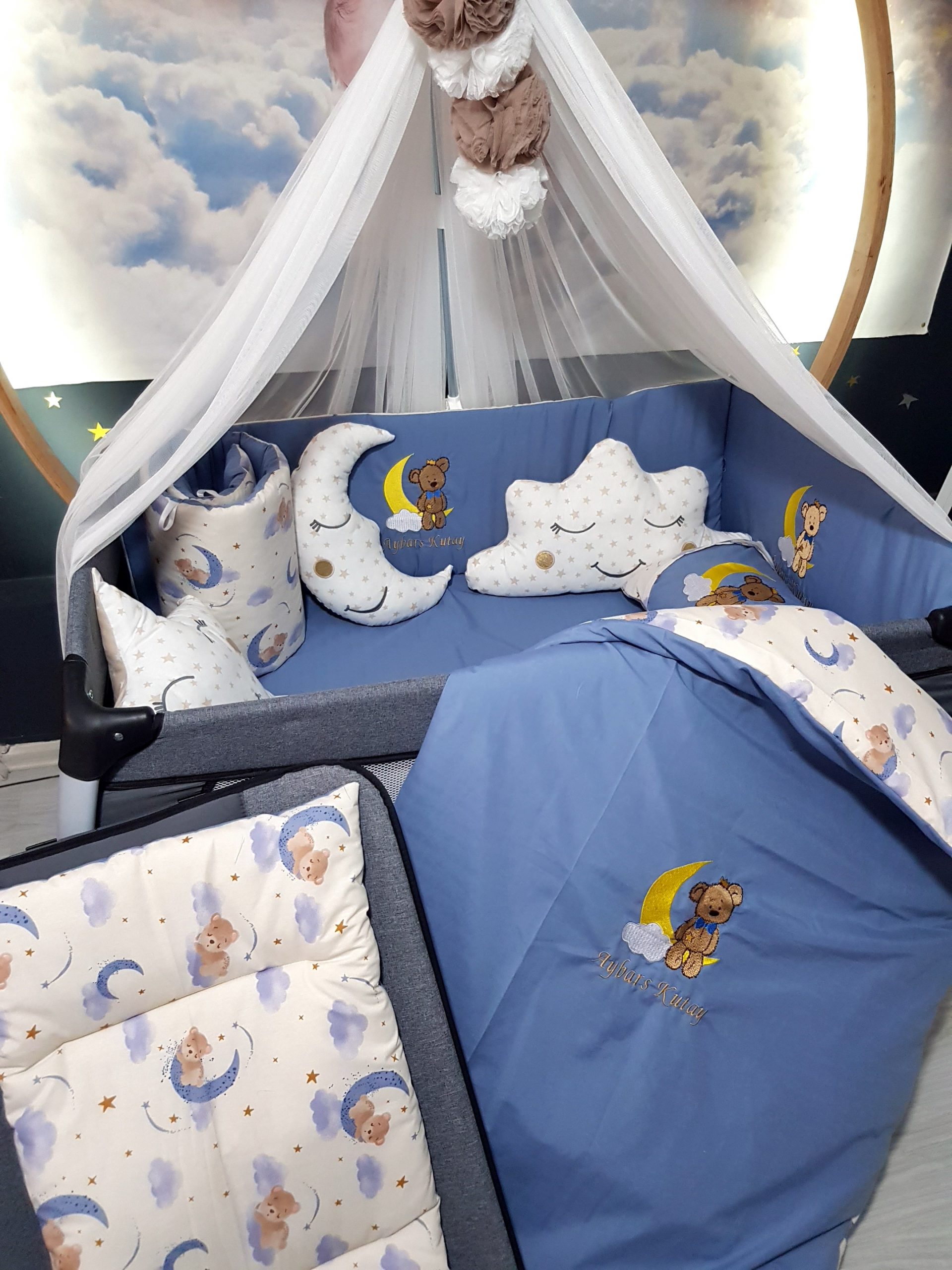 Nakışlı Uyku Seti , Yorgan, Çarşaf, Yastık, Nevresim Takımı, Nevresim Seti , Beşik Yan Koruma , Beşik Kenar Korumalık , Lüks Cibinlik , Cibinlik Aparatı , Park Beşik , Mobilya Beşik , Sepet Beşik , Uyku Arkadaşı Yastık , Ay Bulut Yıldız Süs Yastıkları , Nakışlı Kırlent