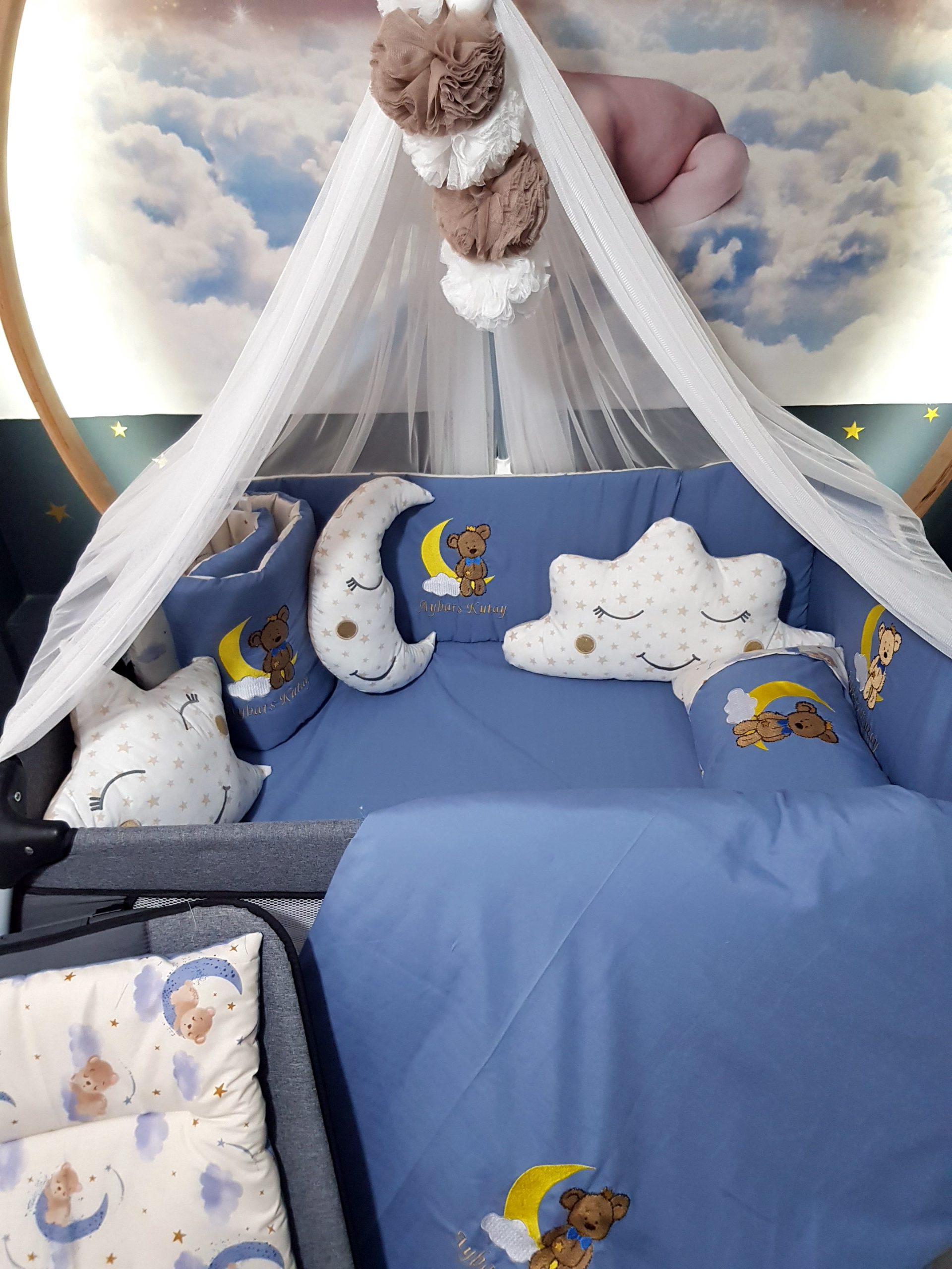 Nakışlı Uyku Seti , Yorgan, Çarşaf, Yastık, Nevresim Takımı, Nevresim Seti , Beşik Yan Koruma , Beşik Kenar Korumalık , Lüks Cibinlik , Cibinlik Aparatı , Park Beşik , Mobilya Beşik , Sepet Beşik , Uyku Arkadaşı Yastık , Ay Bulut Yıldız Süs Yastıkları , Nakışlı Kırlent