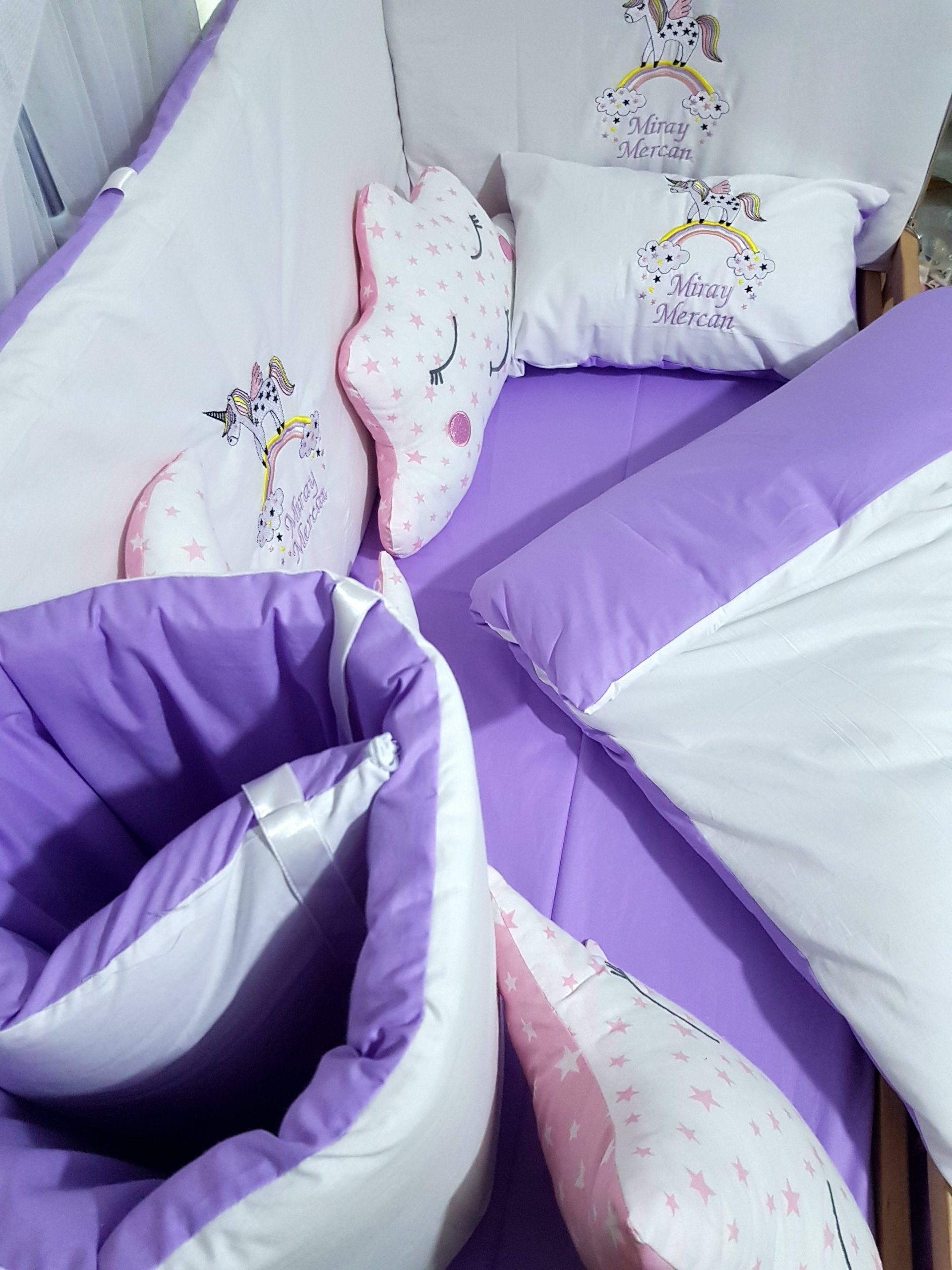 Nakışlı Uyku Seti , Yorgan, Çarşaf, Yastık, Nevresim Takımı, Nevresim Seti , Beşik Yan Koruma , Beşik Kenar Korumalık , Lüks Cibinlik , Cibinlik Aparatı , Park Beşik , Mobilya Beşik , Sepet Beşik , Uyku Arkadaşı Yastık , Ay Bulut Yıldız Süs Yastıkları , Nakışlı Kırlent
