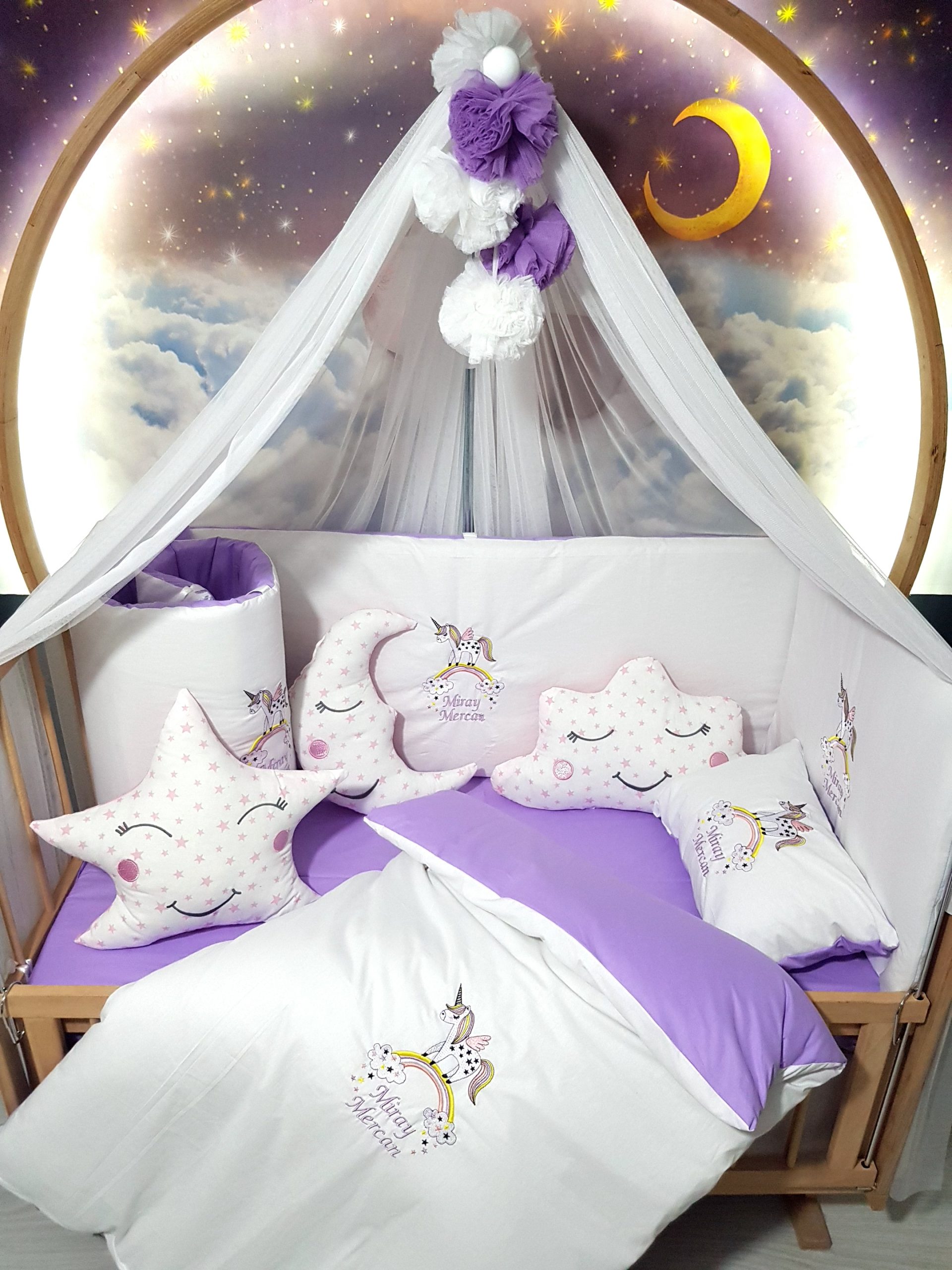 Nakışlı Uyku Seti , Yorgan, Çarşaf, Yastık, Nevresim Takımı, Nevresim Seti , Beşik Yan Koruma , Beşik Kenar Korumalık , Lüks Cibinlik , Cibinlik Aparatı , Park Beşik , Mobilya Beşik , Sepet Beşik , Uyku Arkadaşı Yastık , Ay Bulut Yıldız Süs Yastıkları , Nakışlı Kırlent