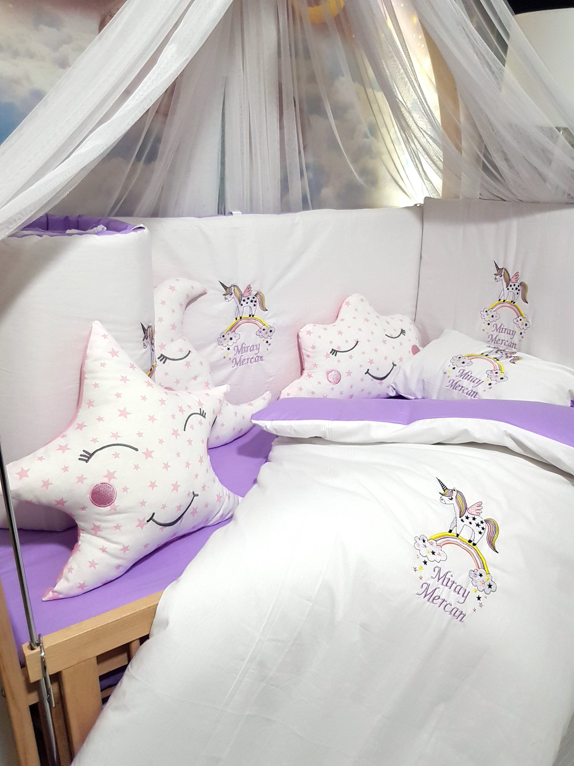 Nakışlı Uyku Seti , Yorgan, Çarşaf, Yastık, Nevresim Takımı, Nevresim Seti , Beşik Yan Koruma , Beşik Kenar Korumalık , Lüks Cibinlik , Cibinlik Aparatı , Park Beşik , Mobilya Beşik , Sepet Beşik , Uyku Arkadaşı Yastık , Ay Bulut Yıldız Süs Yastıkları , Nakışlı Kırlent