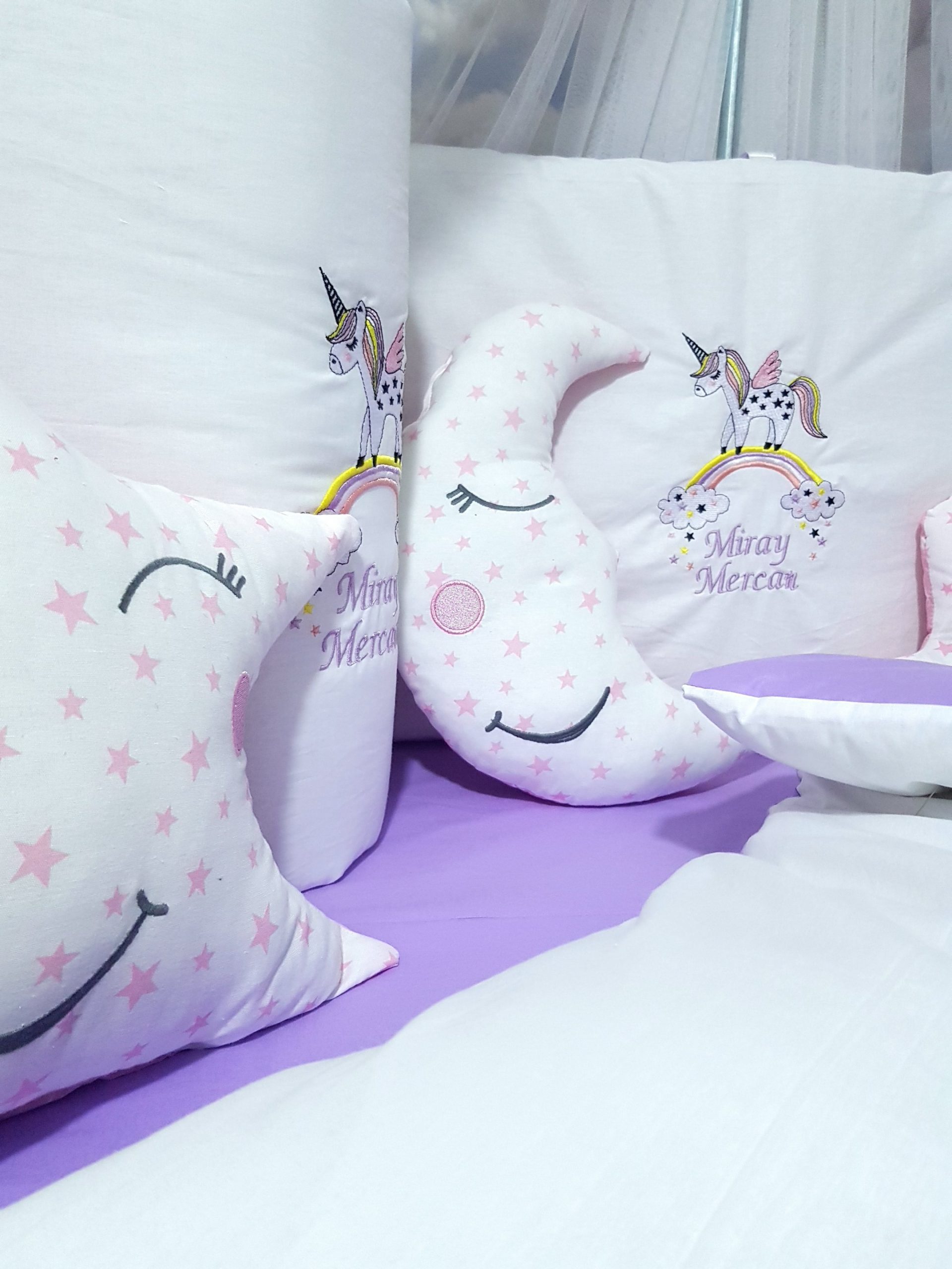 Nakışlı Uyku Seti , Yorgan, Çarşaf, Yastık, Nevresim Takımı, Nevresim Seti , Beşik Yan Koruma , Beşik Kenar Korumalık , Lüks Cibinlik , Cibinlik Aparatı , Park Beşik , Mobilya Beşik , Sepet Beşik , Uyku Arkadaşı Yastık , Ay Bulut Yıldız Süs Yastıkları , Nakışlı Kırlent