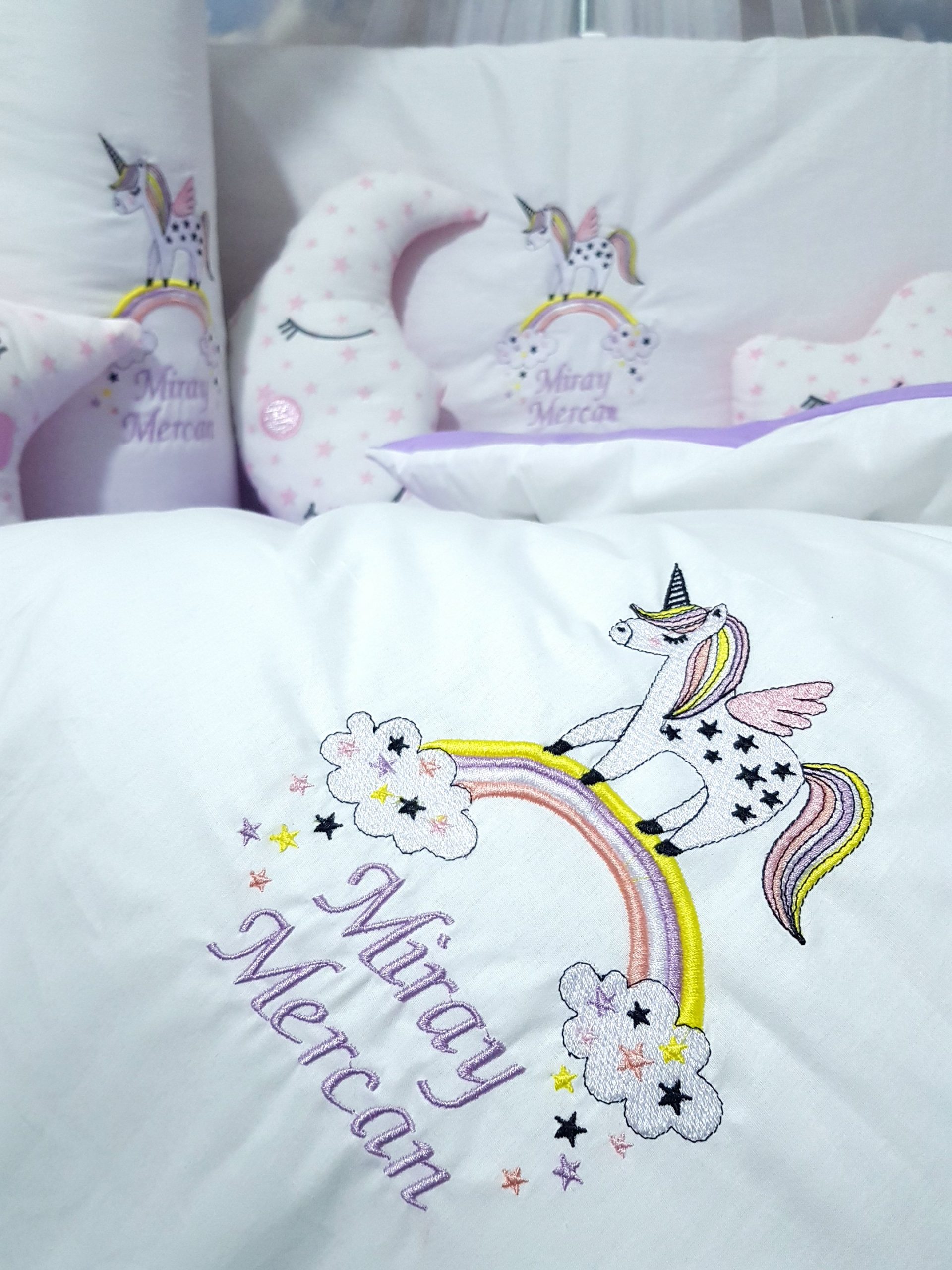 Nakışlı Uyku Seti , Yorgan, Çarşaf, Yastık, Nevresim Takımı, Nevresim Seti , Beşik Yan Koruma , Beşik Kenar Korumalık , Lüks Cibinlik , Cibinlik Aparatı , Park Beşik , Mobilya Beşik , Sepet Beşik , Uyku Arkadaşı Yastık , Ay Bulut Yıldız Süs Yastıkları , Nakışlı Kırlent