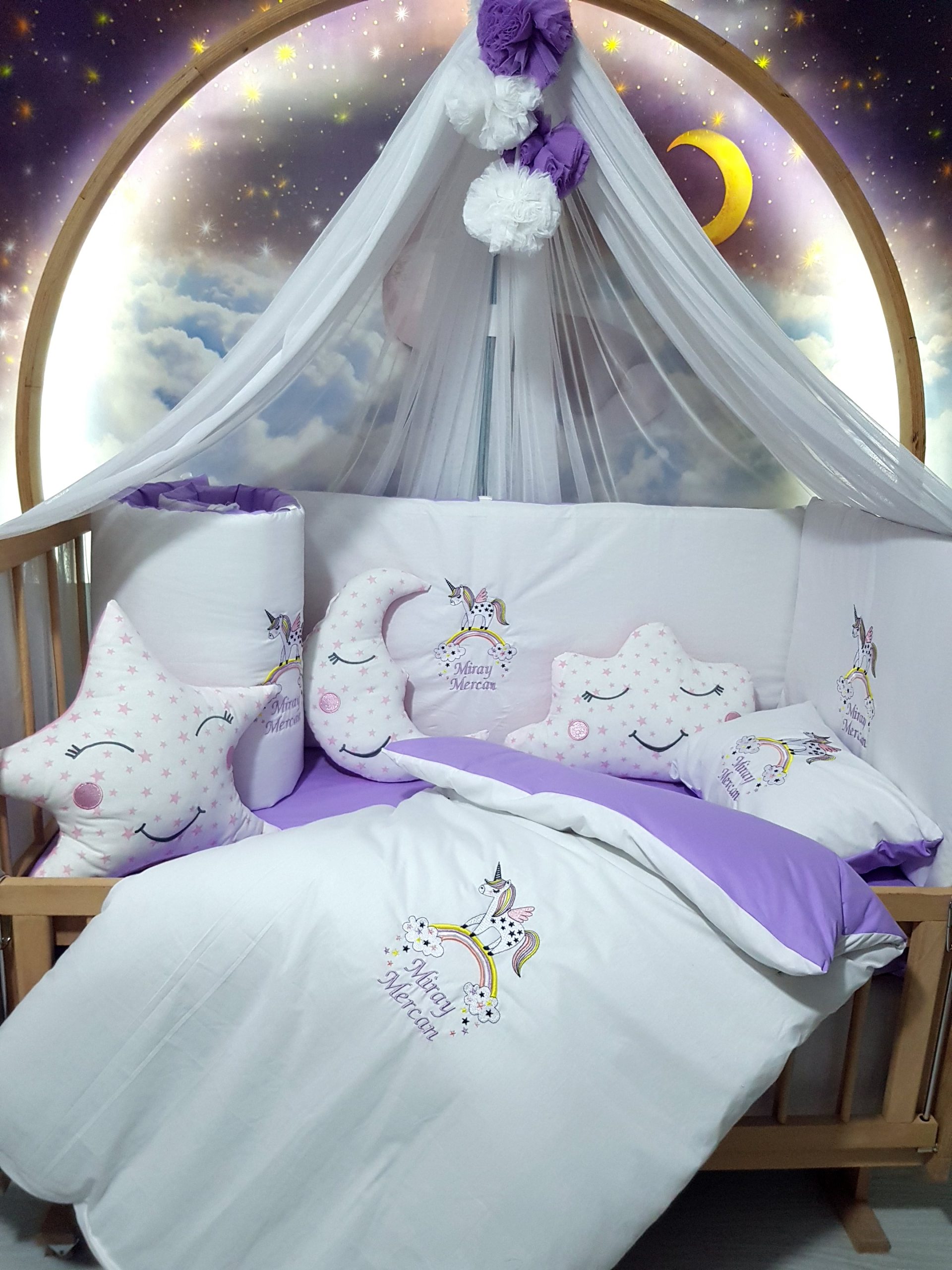 Nakışlı Uyku Seti , Yorgan, Çarşaf, Yastık, Nevresim Takımı, Nevresim Seti , Beşik Yan Koruma , Beşik Kenar Korumalık , Lüks Cibinlik , Cibinlik Aparatı , Park Beşik , Mobilya Beşik , Sepet Beşik , Uyku Arkadaşı Yastık , Ay Bulut Yıldız Süs Yastıkları , Nakışlı Kırlent