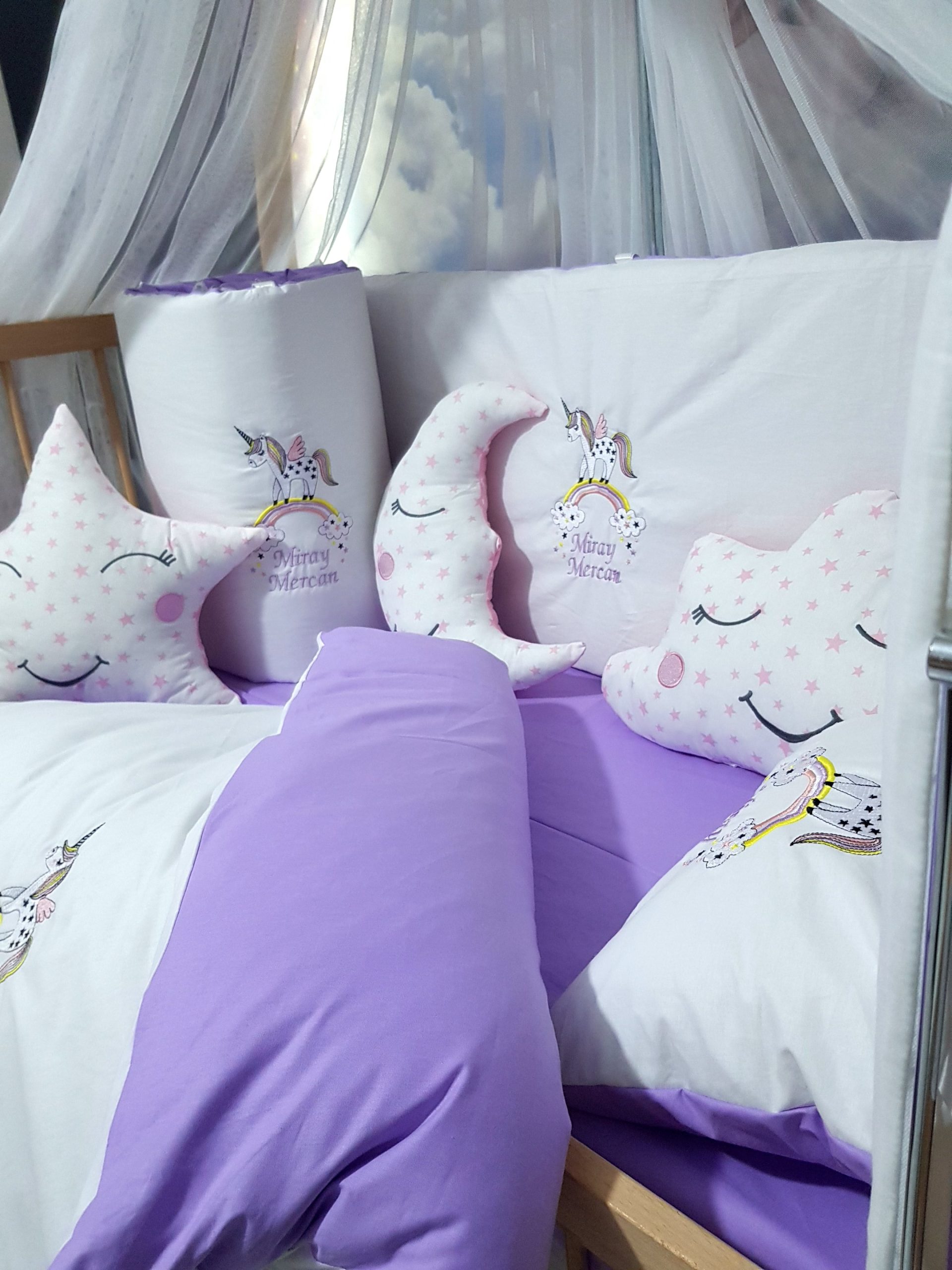 Nakışlı Uyku Seti , Yorgan, Çarşaf, Yastık, Nevresim Takımı, Nevresim Seti , Beşik Yan Koruma , Beşik Kenar Korumalık , Lüks Cibinlik , Cibinlik Aparatı , Park Beşik , Mobilya Beşik , Sepet Beşik , Uyku Arkadaşı Yastık , Ay Bulut Yıldız Süs Yastıkları , Nakışlı Kırlent