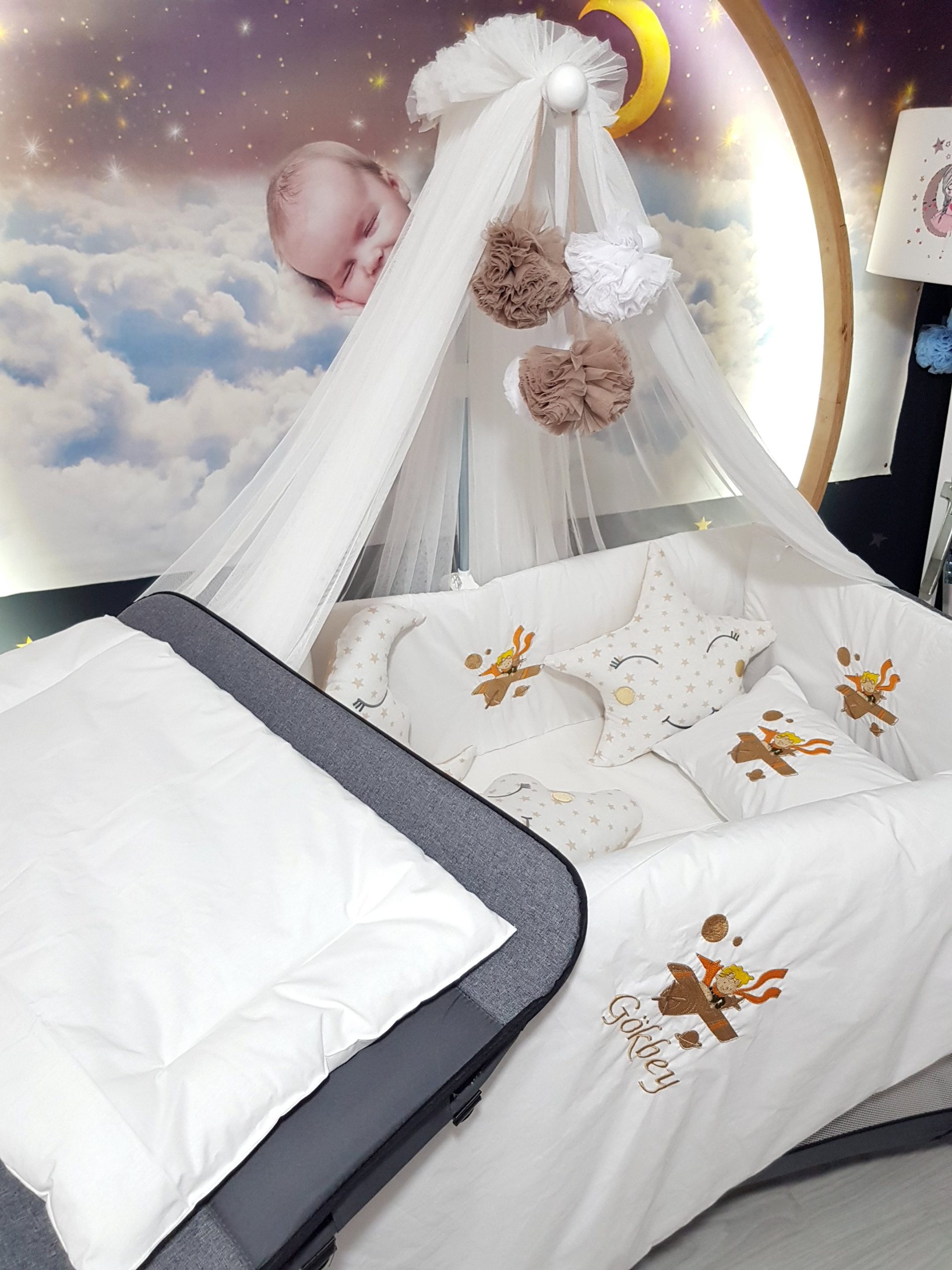 K5_Nakışlı_Uyku_Seti_Uçak_ve_Küçük_Pilot_Bebek_Odası_(1) Bebek İsimli Uyku Seti, Nakışlı Uyku Seti, Yorgan, Çarşaf, Yastık, Nevresim Takımı, Nevresim Seti, Beşik Yan Koruma, Beşik Kenar Korumalık, Lüks Cibinlik