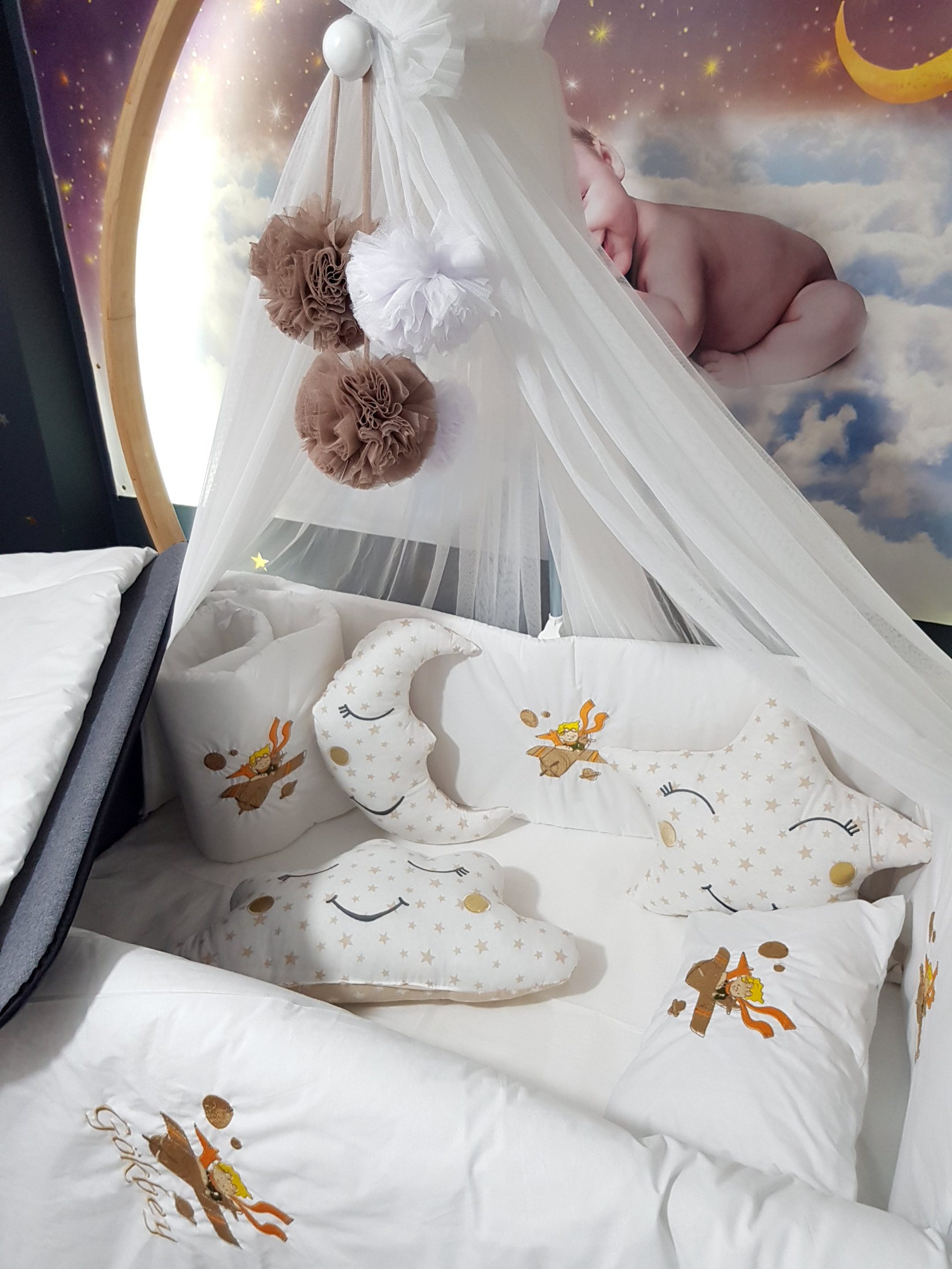 K5_Nakışlı_Uyku_Seti_Uçak_ve_Küçük_Pilot_Bebek_Odası_(2) Bebek İsimli Uyku Seti, Nakışlı Uyku Seti, Yorgan, Çarşaf, Yastık, Nevresim Takımı, Nevresim Seti, Beşik Yan Koruma, Beşik Kenar Korumalık, Lüks Cibinlik