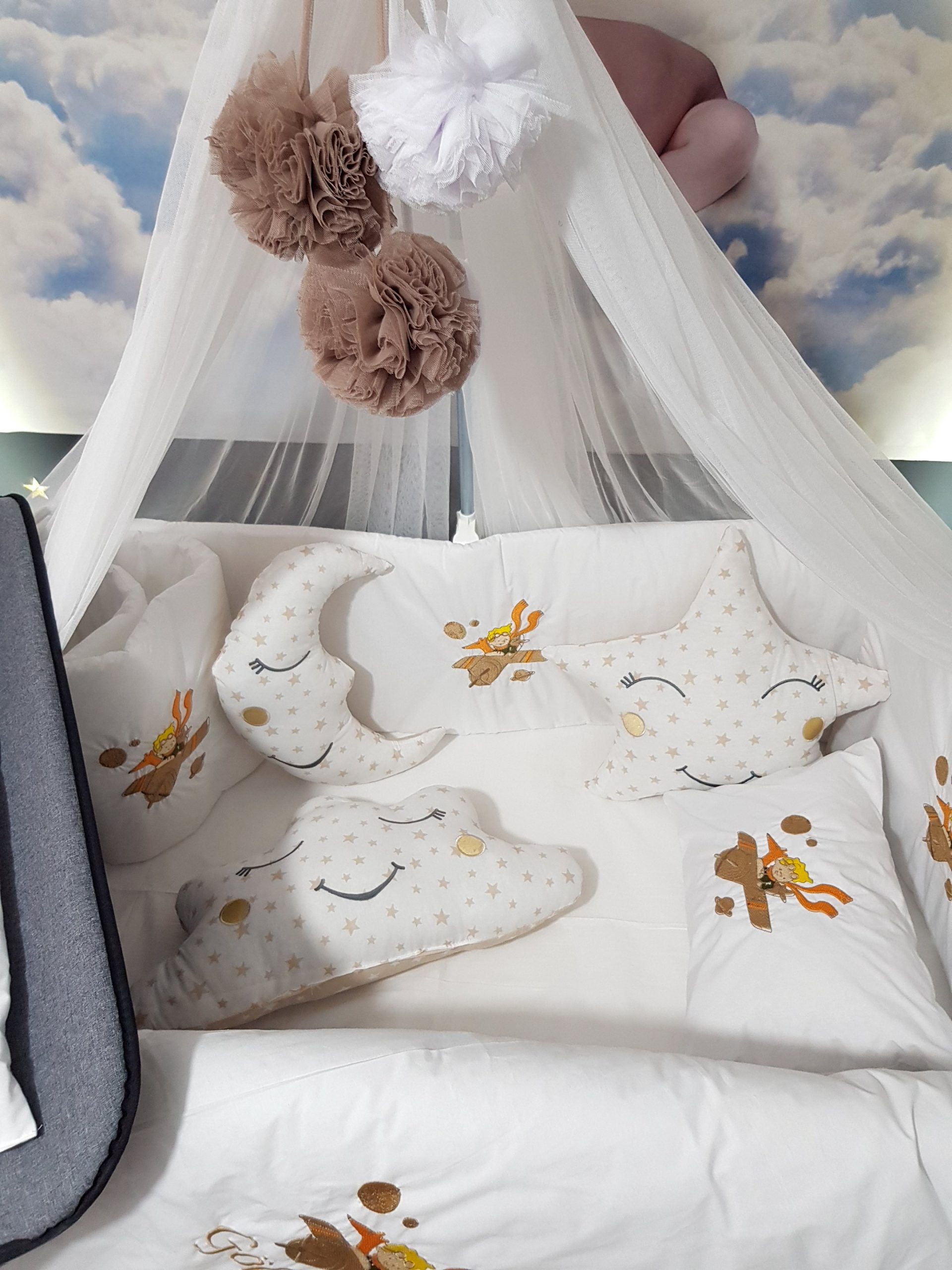 K5_Nakışlı_Uyku_Seti_Uçak_ve_Küçük_Pilot_Bebek_Odası_(3) Bebek İsimli Uyku Seti, Nakışlı Uyku Seti, Yorgan, Çarşaf, Yastık, Nevresim Takımı, Nevresim Seti, Beşik Yan Koruma, Beşik Kenar Korumalık, Lüks Cibinlik