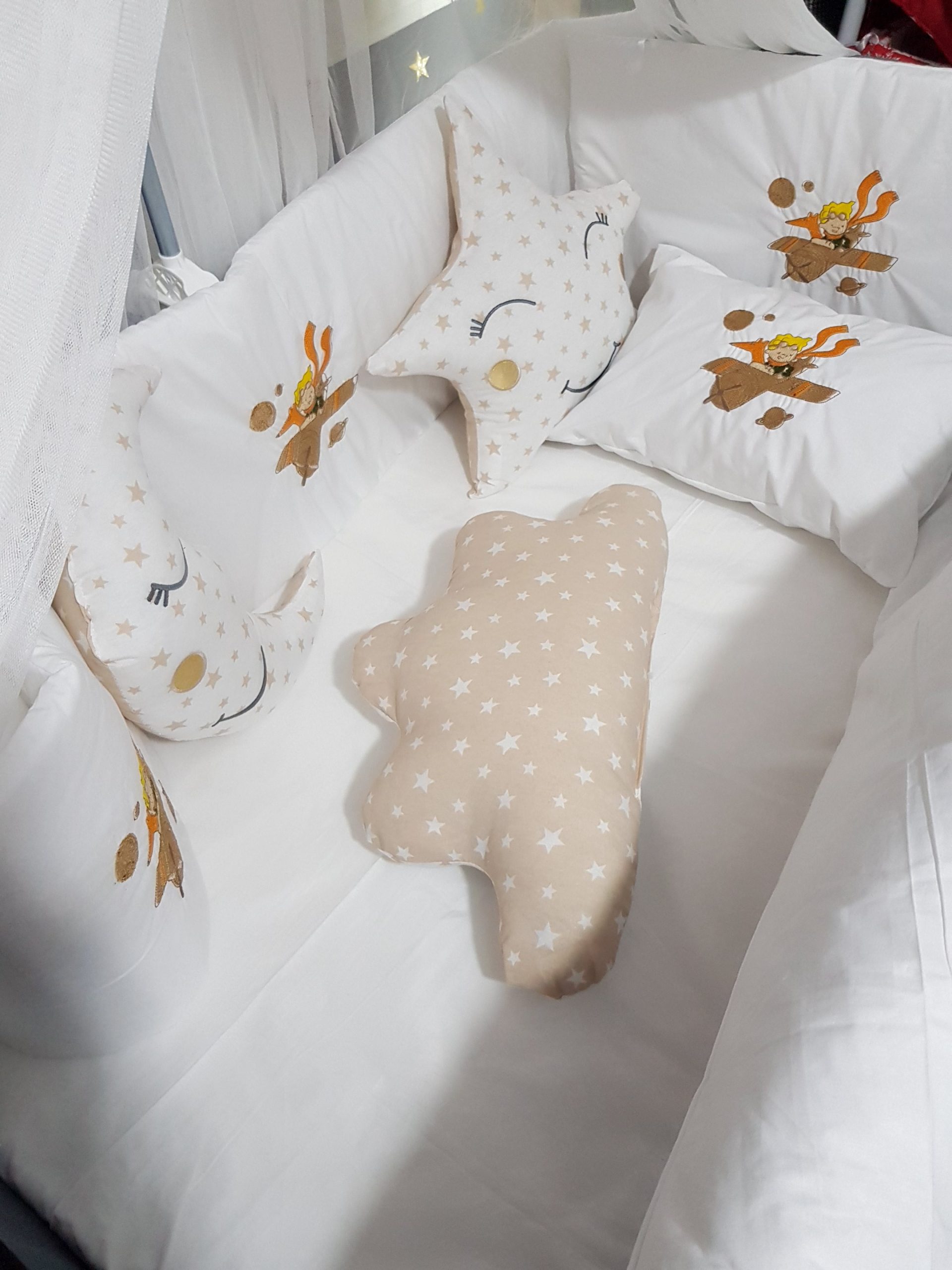 K5_Nakışlı_Uyku_Seti_Uçak_ve_Küçük_Pilot_Bebek_Odası_(7) Bebek İsimli Uyku Seti, Nakışlı Uyku Seti, Yorgan, Çarşaf, Yastık, Nevresim Takımı, Nevresim Seti, Beşik Yan Koruma, Beşik Kenar Korumalık, Lüks Cibinlik