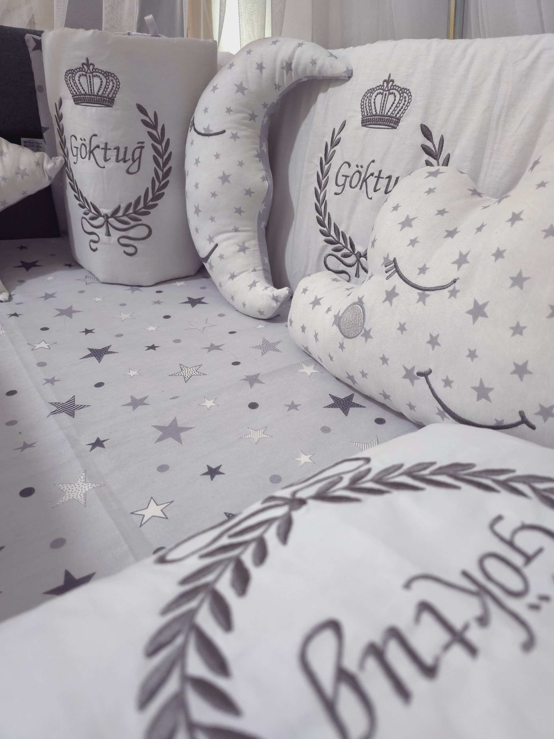 B2_Nakışlı_Bebek_Uyku_Seti_İsim_ve_Başak_Nakış_Motifli_Beşik_Kenar_Korumalık_(5) Nevresim Takımı, Nevresim Seti, Beşik Yan Koruma, Beşik Kenar Korumalık