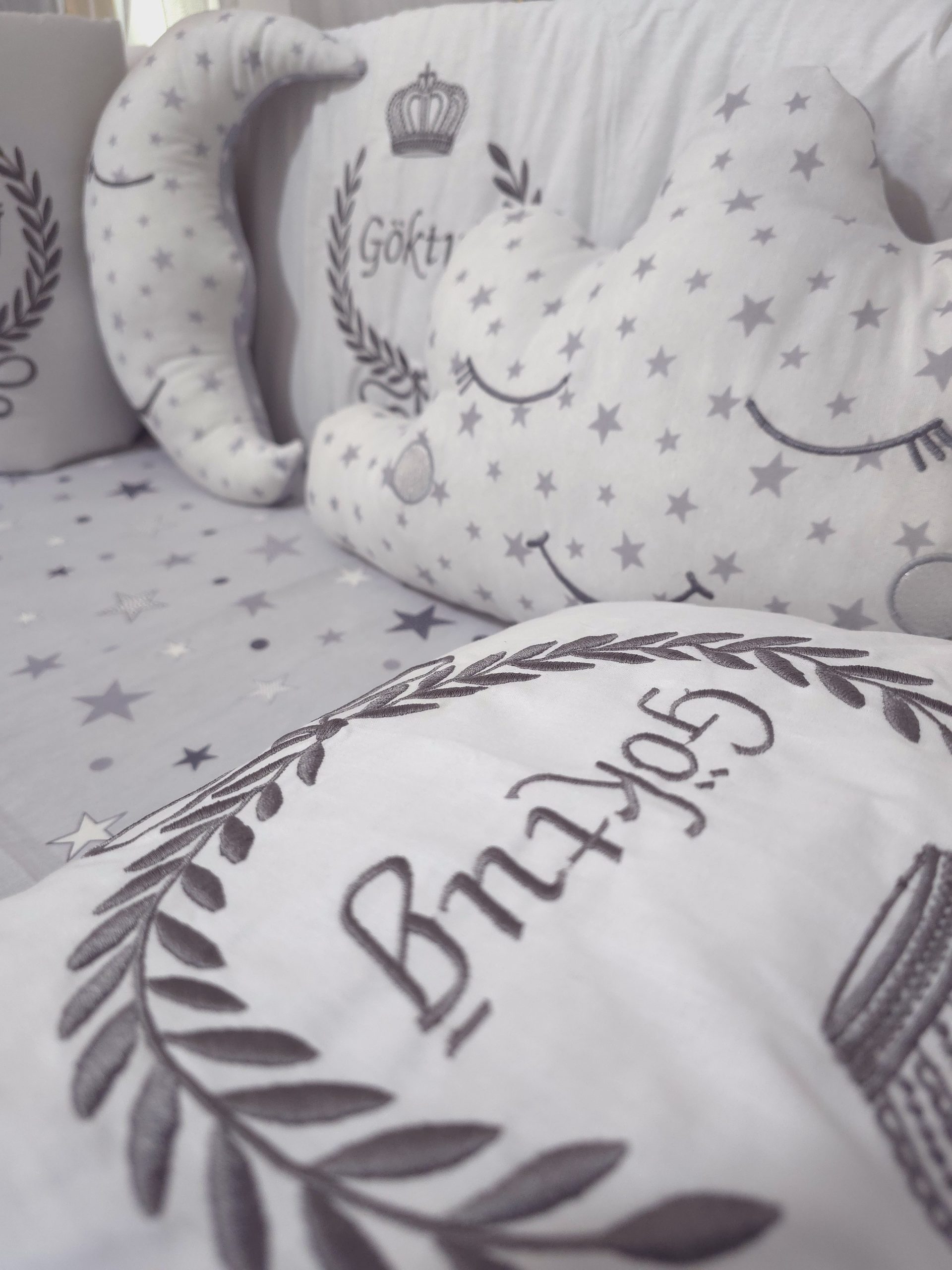 B2_Nakışlı_Bebek_Uyku_Seti_İsim_ve_Başak_Nakış_Motifli_Beşik_Kenar_Korumalık_(6) Nevresim Takımı, Nevresim Seti, Beşik Yan Koruma, Beşik Kenar Korumalık