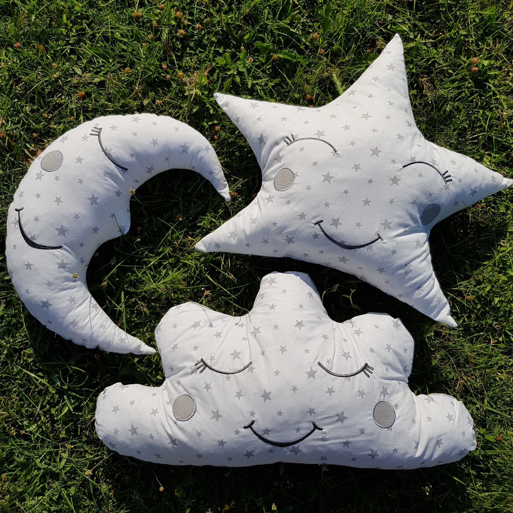 Ay Yastık, Bulut Yastık, Yıldız Yastık, Çocuk Odası, Bebek Odası, Uyku Arkadaşı, Süs Yastıkları, Dekoratif Yastık, Gülen Yüz Yastık, Ay Dede Yastık, Gülen Yüz Nakışlı Yastık, Uyku Yastığı, Süs Yastığı