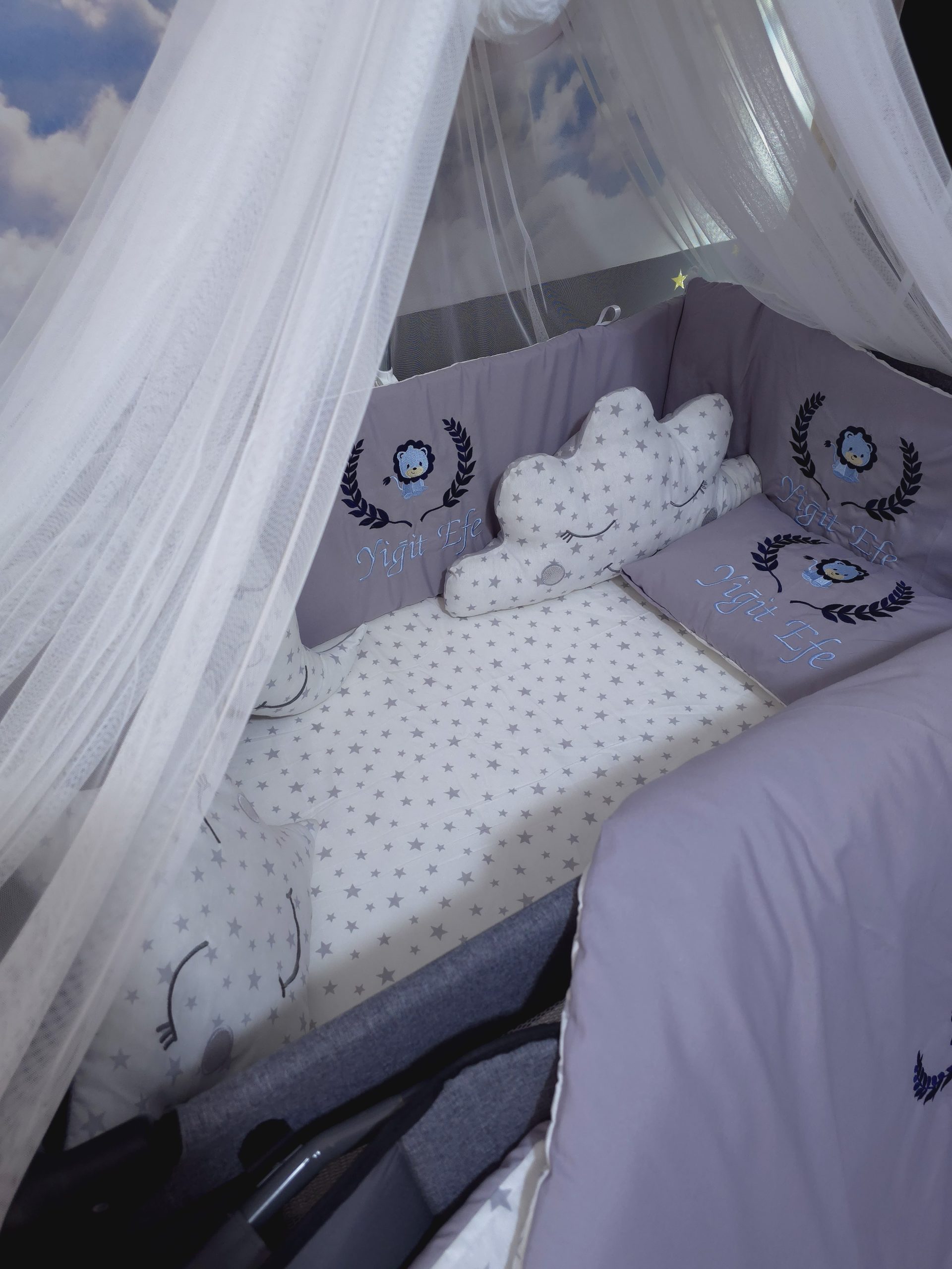 H6_Aslan_Nakışlı_Bebek_Uyku_Seti_İsimli_Aparatlı_Lüks_Cibinlik_(4) Nakışlı Uyku Seti, Yorgan, Çarşaf, Yastık