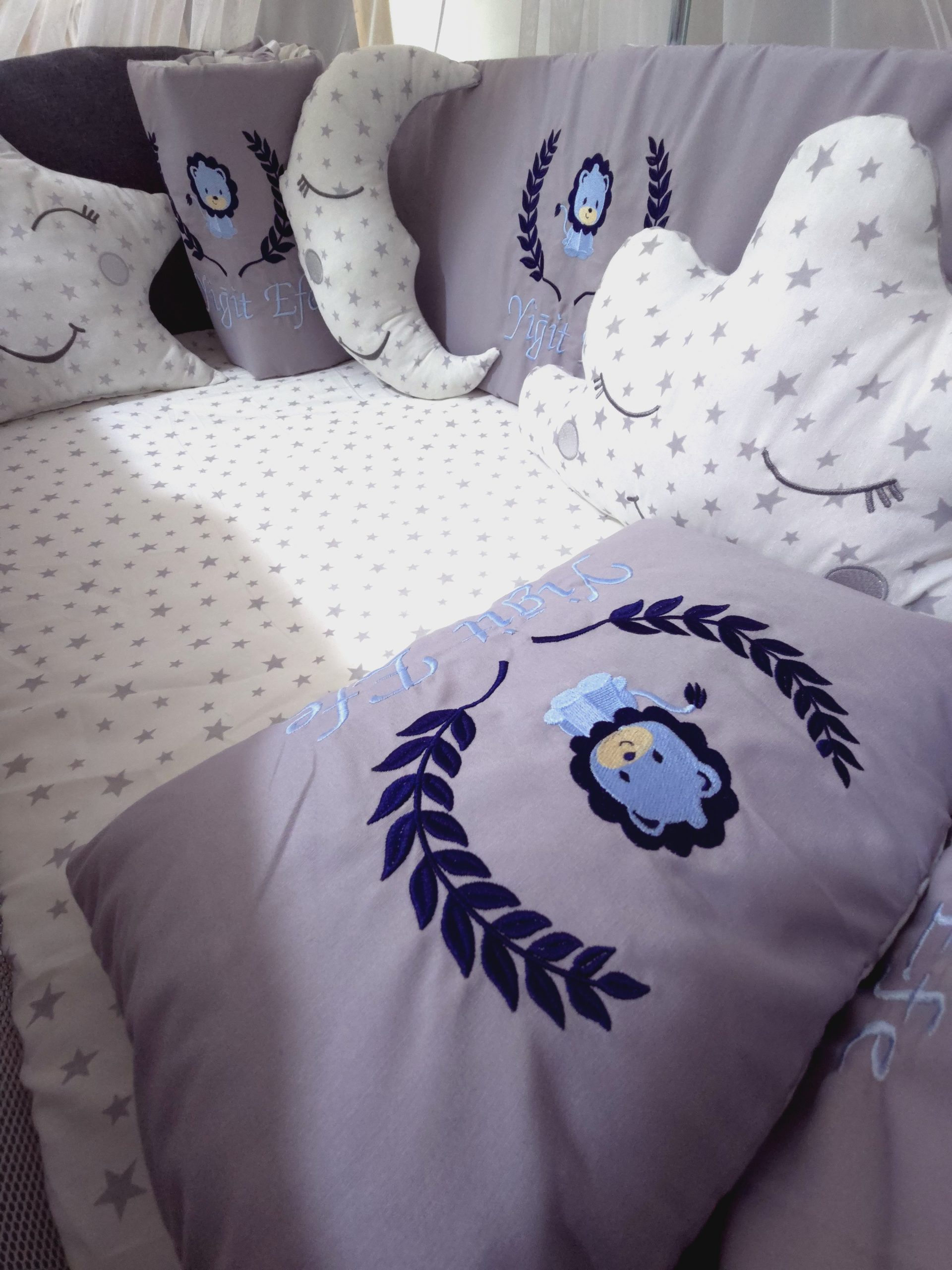 H6_Aslan_Nakışlı_Bebek_Uyku_Seti_İsimli_Aparatlı_Lüks_Cibinlik_(6) Nakışlı Uyku Seti, Yorgan, Çarşaf, Yastık