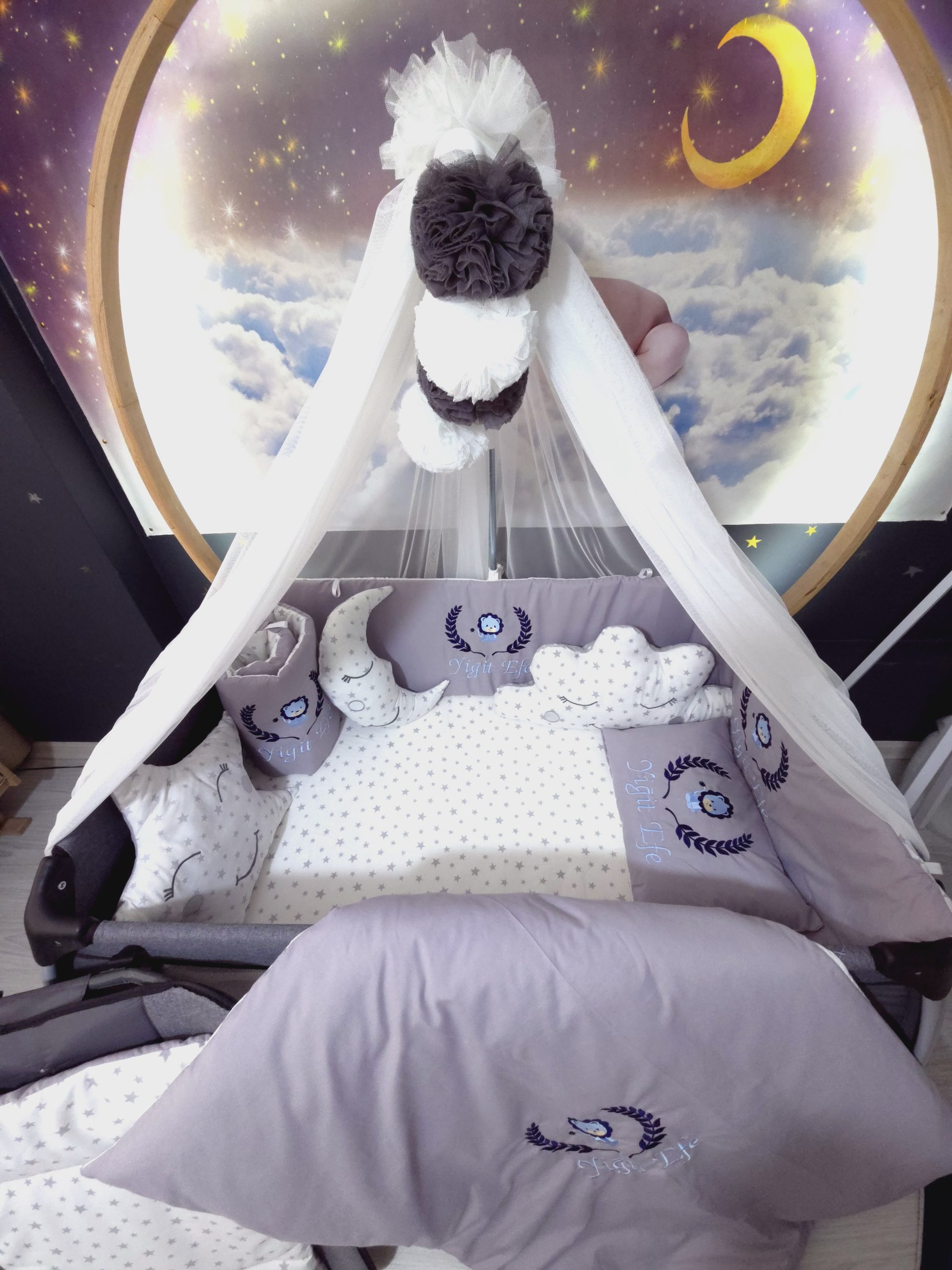 H6_Aslan_Nakışlı_Bebek_Uyku_Seti_İsimli_Aparatlı_Lüks_Cibinlik_(8) Nakışlı Uyku Seti, Yorgan, Çarşaf, Yastık