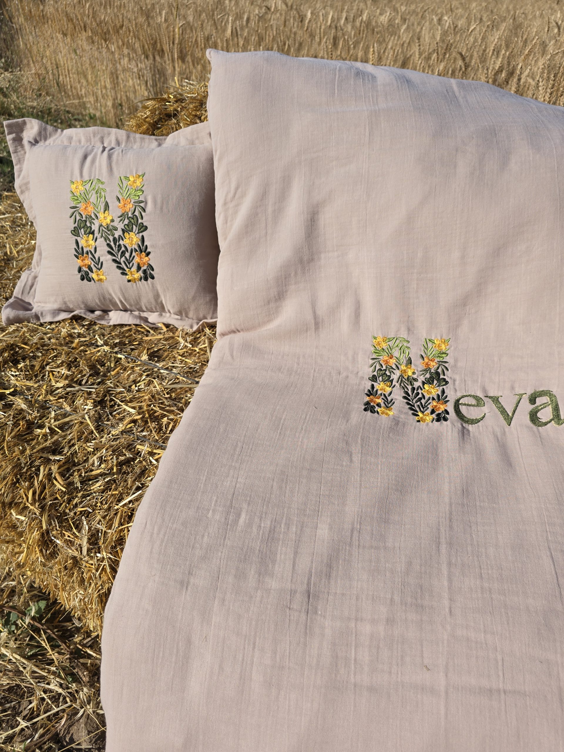 Nakışlı Müslin Kumaş Kırlent, Nakışlı Bebek Uyku Seti İsimli, Müslin Bebek Nevresim Takımı, Müslin Bebek Battaniye