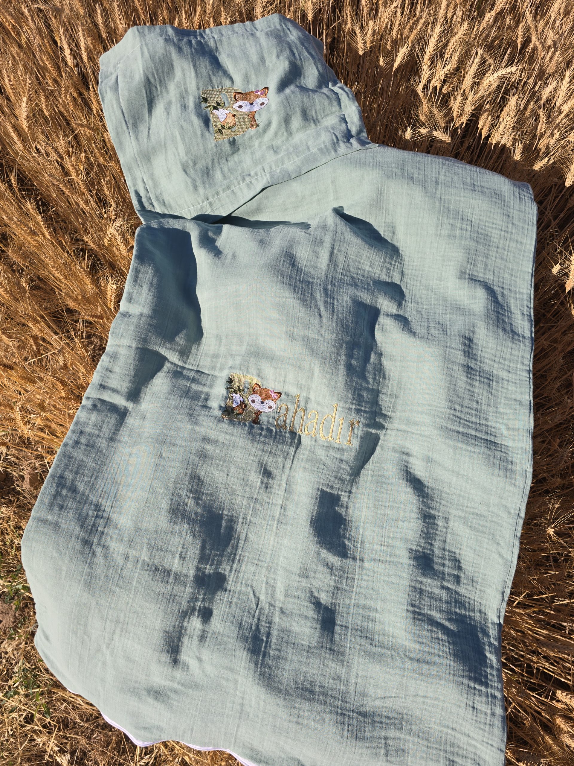 Yeşil_Müslin_Kumaş_Bebek_Uyku_Seti_Battaniye_Pike_Yorgan_Yastık_Nakışlı_(10) Bebek Uyku Seti, Bebek Nevresim Takımı, Nakışlı Müslin Kumaş Battaniye