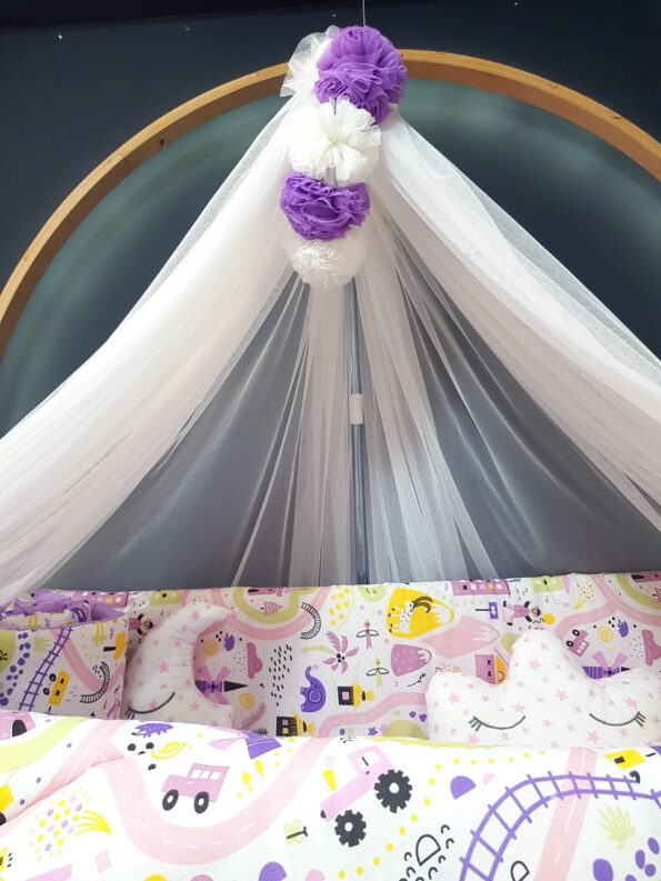 Lüks ve zarif tasarımıyla bebek odası dekorasyonunu tamamlayan bu set, yenidoğan uyku seti, bebek uyku seti, çocuk uyku seti gibi arayışlarınız için mükemmel bir tercihtir.