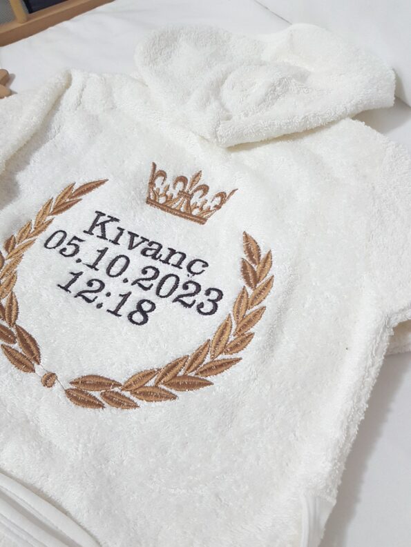 İsme özel nakışlı bebek bornoz takımı, sevdiklerinize anlamlı bir hediye seçeneği sunar.