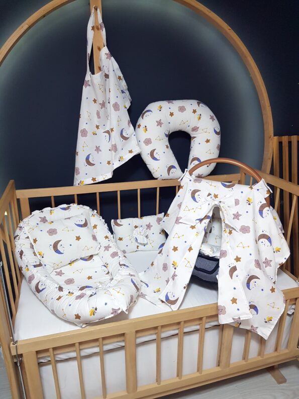Bebek ihtiyaç seti; babynest yatak, baş yastığı, puset örtüsü, puset minderi, emzirme önlüğü, emzirme yastığı ve emzirme minderinden oluşur.
