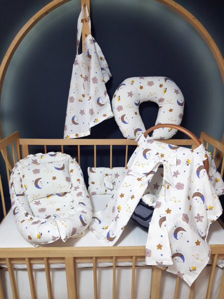 Bebek ihtiyaç seti; babynest yatak, baş yastığı, puset örtüsü, puset minderi, emzirme önlüğü, emzirme yastığı ve emzirme minderinden oluşur.