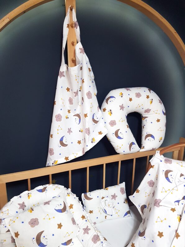 Bebek ihtiyaç seti; babynest yatak, baş yastığı, puset örtüsü, puset minderi, emzirme önlüğü, emzirme yastığı ve emzirme minderinden oluşur.