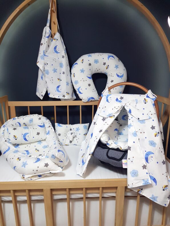 Konforlu 7 parçalık bebek ihtiyaç seti: Babynest anne yanı yatağı, baş yastığı, isme özel puset örtüsü, puset minderi, emzirme yastığı, emzirme önlüğü ve çok amaçlı emzirme minderi.