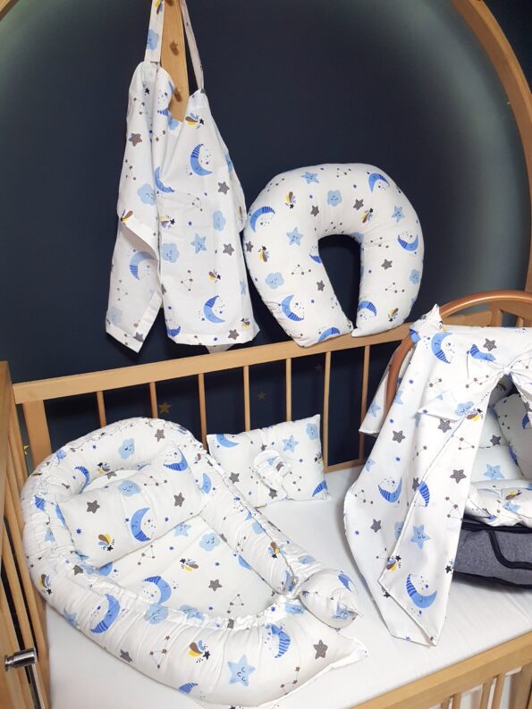 Konforlu 7 parçalık bebek ihtiyaç seti: Babynest anne yanı yatağı, baş yastığı, isme özel puset örtüsü, puset minderi, emzirme yastığı, emzirme önlüğü ve çok amaçlı emzirme minderi.