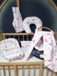 7 parçalık bebek ihtiyaç seti, annenin ihtiyaç duyacağı tüm yenidoğan ürünlerini bir araya getiriyor. İçeriğinde babynest anne yanı yatağı, yumuşacık bebek baş yastığı, pratik emzirme yastığı, çok amaçlı emzirme destek minderi, şık ve kişiselleştirilebilir puset örtüsü, konforlu puset minderi ve kullanışlı emzirme önlüğü yer alıyor.