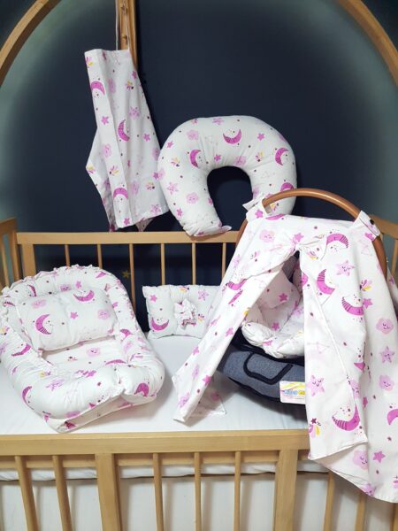 7 parçalık bebek ihtiyaç seti, annenin ihtiyaç duyacağı tüm yenidoğan ürünlerini bir araya getiriyor. İçeriğinde babynest anne yanı yatağı, yumuşacık bebek baş yastığı, pratik emzirme yastığı, çok amaçlı emzirme destek minderi, şık ve kişiselleştirilebilir puset örtüsü, konforlu puset minderi ve kullanışlı emzirme önlüğü yer alıyor.