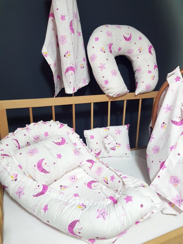 7 parçalık bebek ihtiyaç seti, annenin ihtiyaç duyacağı tüm yenidoğan ürünlerini bir araya getiriyor. İçeriğinde babynest anne yanı yatağı, yumuşacık bebek baş yastığı, pratik emzirme yastığı, çok amaçlı emzirme destek minderi, şık ve kişiselleştirilebilir puset örtüsü, konforlu puset minderi ve kullanışlı emzirme önlüğü yer alıyor.