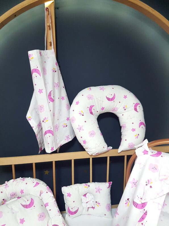 7 parçalık bebek ihtiyaç seti, annenin ihtiyaç duyacağı tüm yenidoğan ürünlerini bir araya getiriyor. İçeriğinde babynest anne yanı yatağı, yumuşacık bebek baş yastığı, pratik emzirme yastığı, çok amaçlı emzirme destek minderi, şık ve kişiselleştirilebilir puset örtüsü, konforlu puset minderi ve kullanışlı emzirme önlüğü yer alıyor.