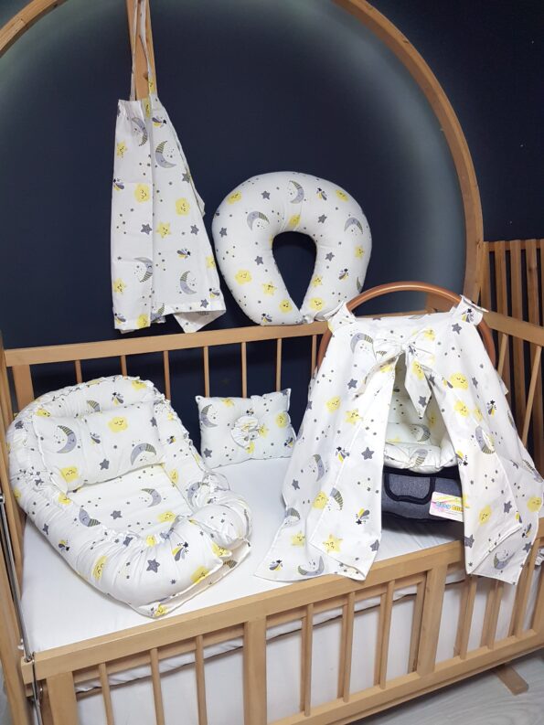 Bebek ihtiyaç seti; babynest, baş yastığı, puset örtüsü, puset minderi, emzirme yastığı ve önlüğü ile emzirme minderinden oluşur.