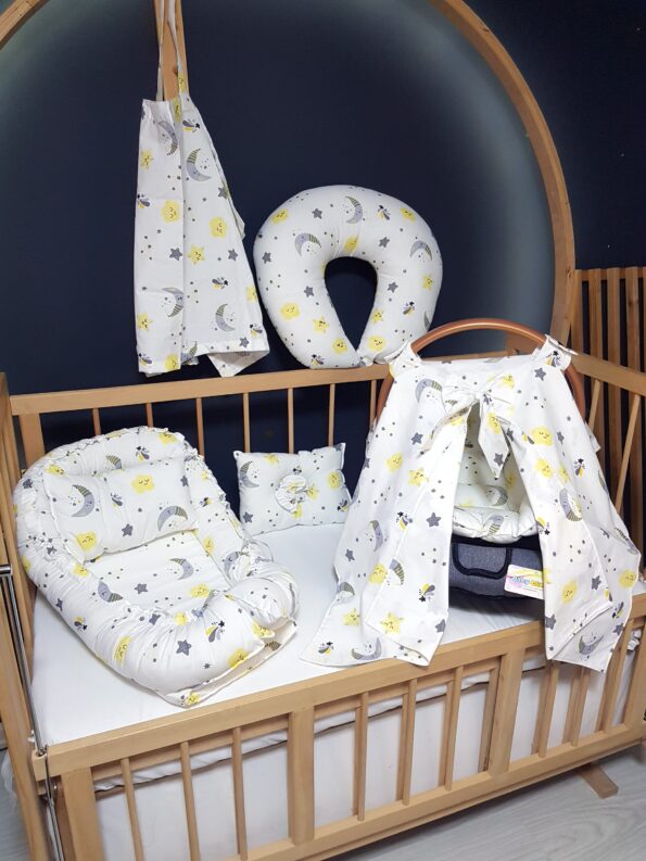 Bebek ihtiyaç seti; babynest, baş yastığı, puset örtüsü, puset minderi, emzirme yastığı ve önlüğü ile emzirme minderinden oluşur.