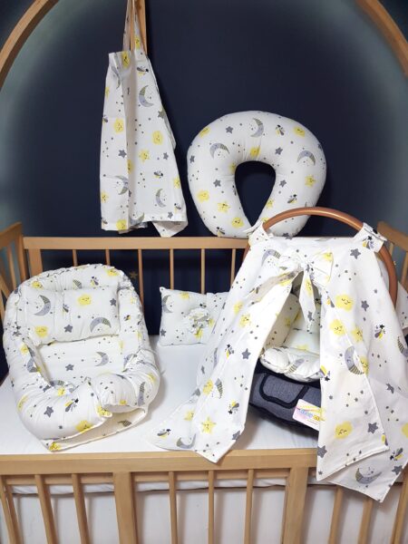 Bebek ihtiyaç seti; babynest, baş yastığı, puset örtüsü, puset minderi, emzirme yastığı ve önlüğü ile emzirme minderinden oluşur.