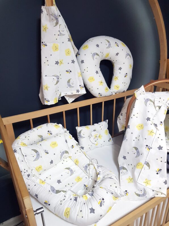 Bebek ihtiyaç seti; babynest, baş yastığı, puset örtüsü, puset minderi, emzirme yastığı ve önlüğü ile emzirme minderinden oluşur.