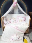 %100 pamuklu, isimli ve nakışlı Baby Clime kız bebek uyku seti. Pembe kedicik deseniyle 60x120 ölçüsünde; her beşik için özel hazırlanır.