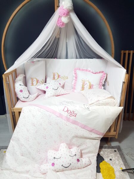 %100 pamuklu, isimli ve nakışlı Baby Clime kız bebek uyku seti. Pembe kedicik deseniyle 60x120 ölçüsünde; her beşik için özel hazırlanır.