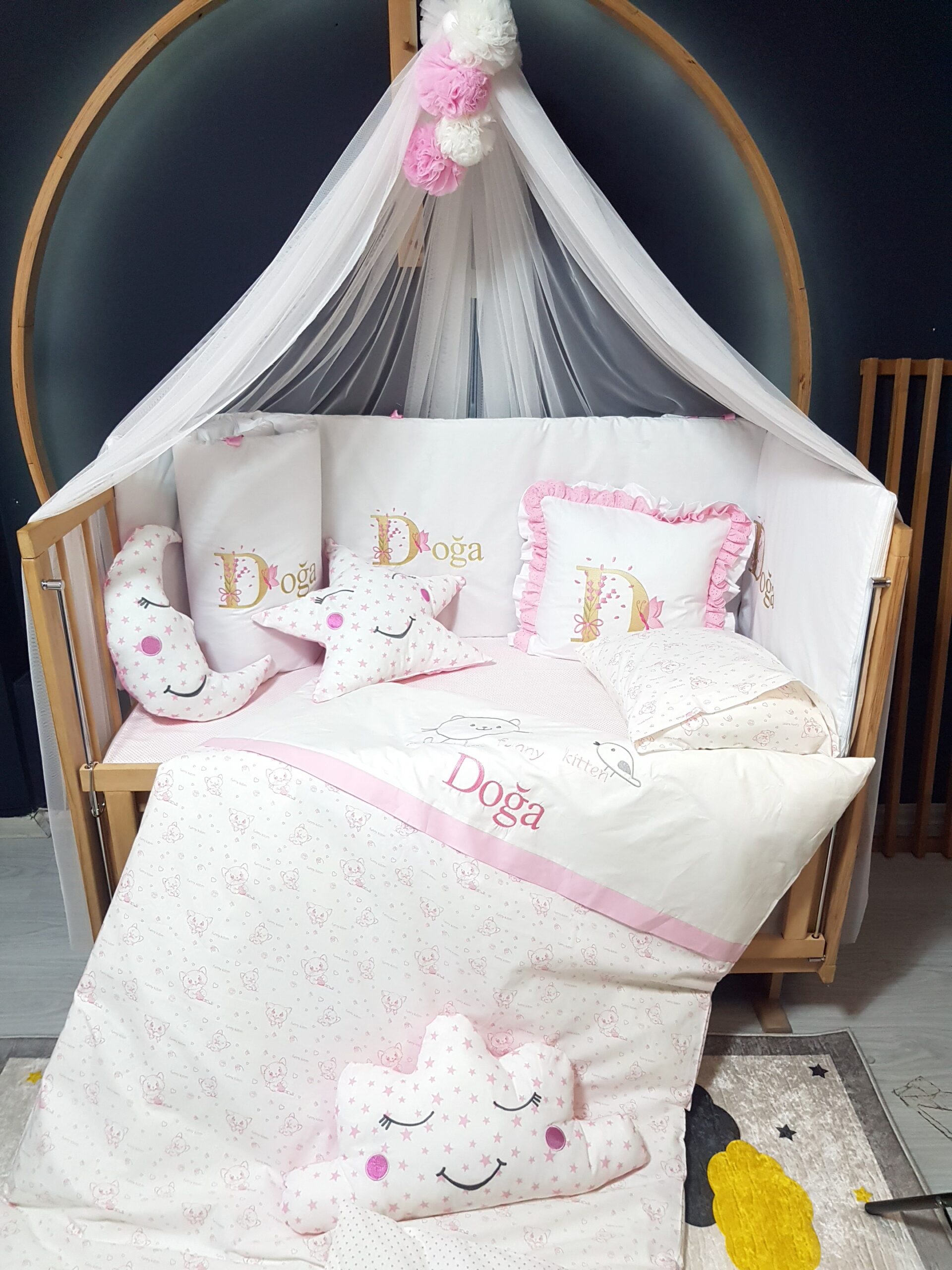 M5_elit_serisi_kedicik_kız_bebek_uyku_seti_lüks_cibinlikli_(1) %100 pamuklu, isimli ve nakışlı Baby Clime kız bebek uyku seti. Pembe kedicik deseniyle 60x120 ölçüsünde; her beşik için özel hazırlanır.