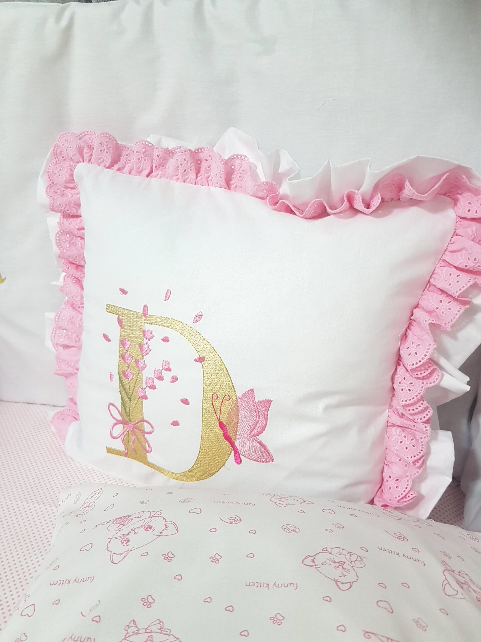 M5_elit_serisi_kedicik_kız_bebek_uyku_seti_lüks_cibinlikli_(11) %100 pamuklu, isimli ve nakışlı Baby Clime kız bebek uyku seti. Pembe kedicik deseniyle 60x120 ölçüsünde; her beşik için özel hazırlanır.