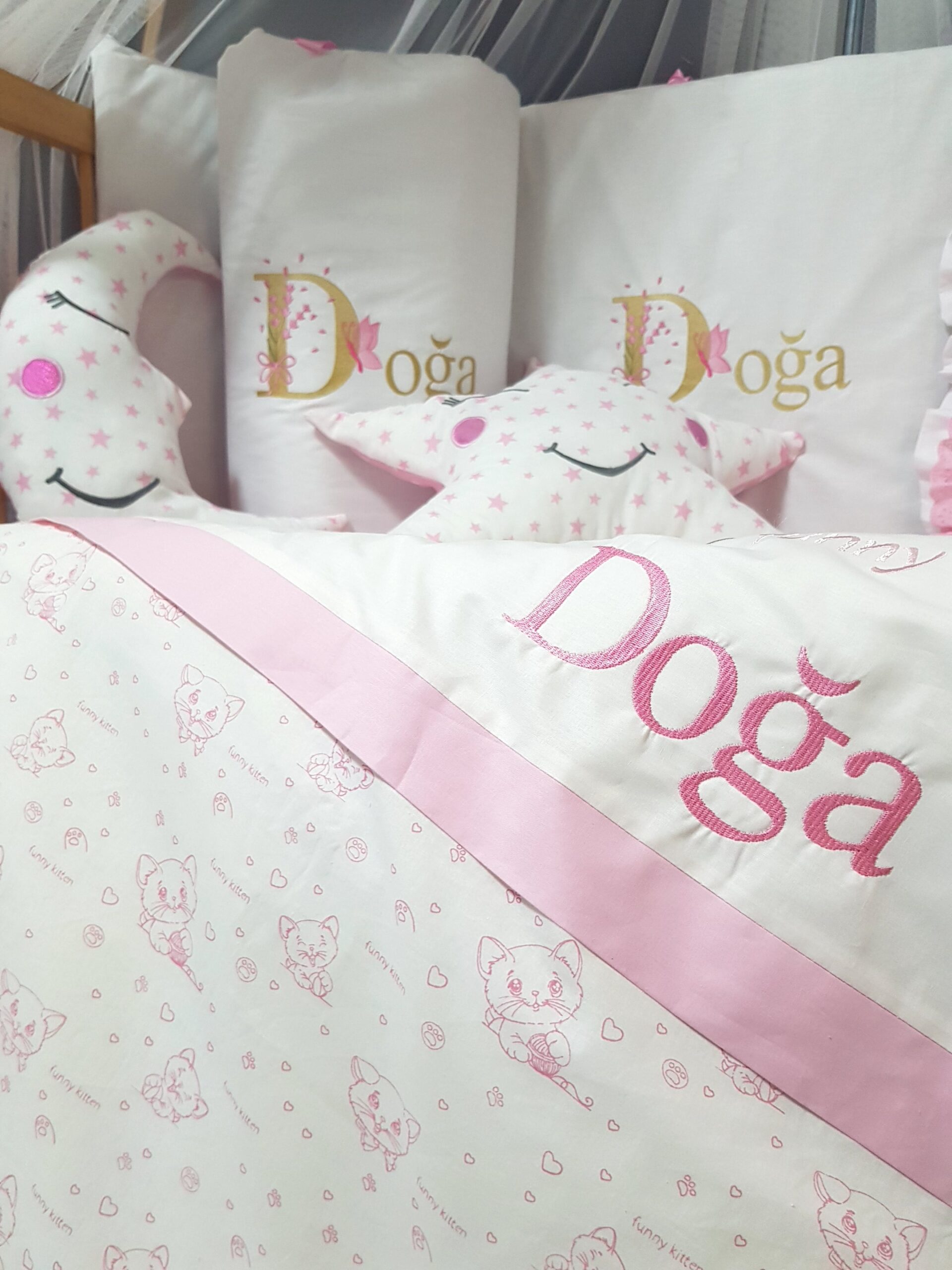 M5_elit_serisi_kedicik_kız_bebek_uyku_seti_lüks_cibinlikli_(16) %100 pamuklu, isimli ve nakışlı Baby Clime kız bebek uyku seti. Pembe kedicik deseniyle 60x120 ölçüsünde; her beşik için özel hazırlanır.
