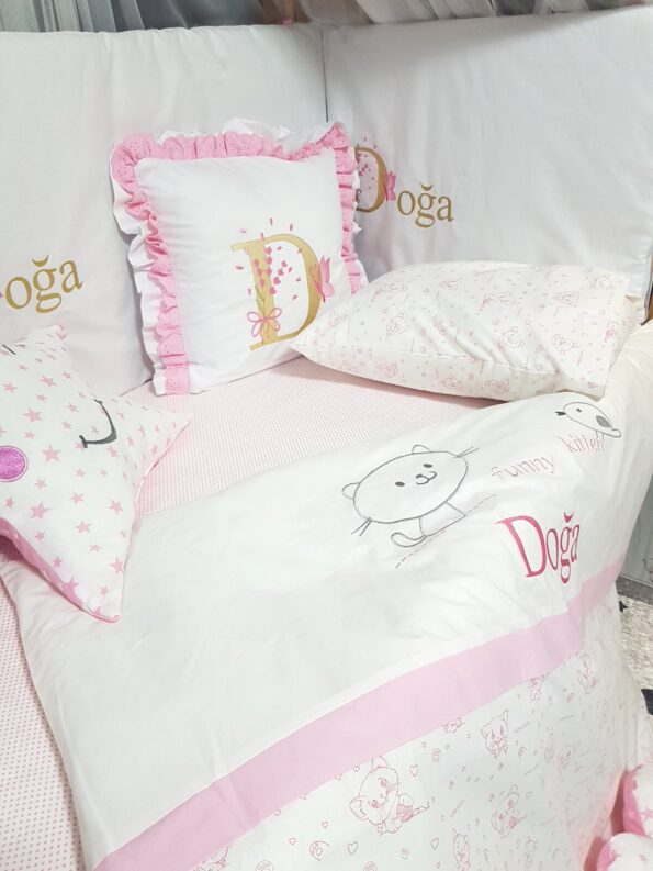 %100 pamuklu, isimli ve nakışlı Baby Clime kız bebek uyku seti. Pembe kedicik deseniyle 60x120 ölçüsünde; her beşik için özel hazırlanır.