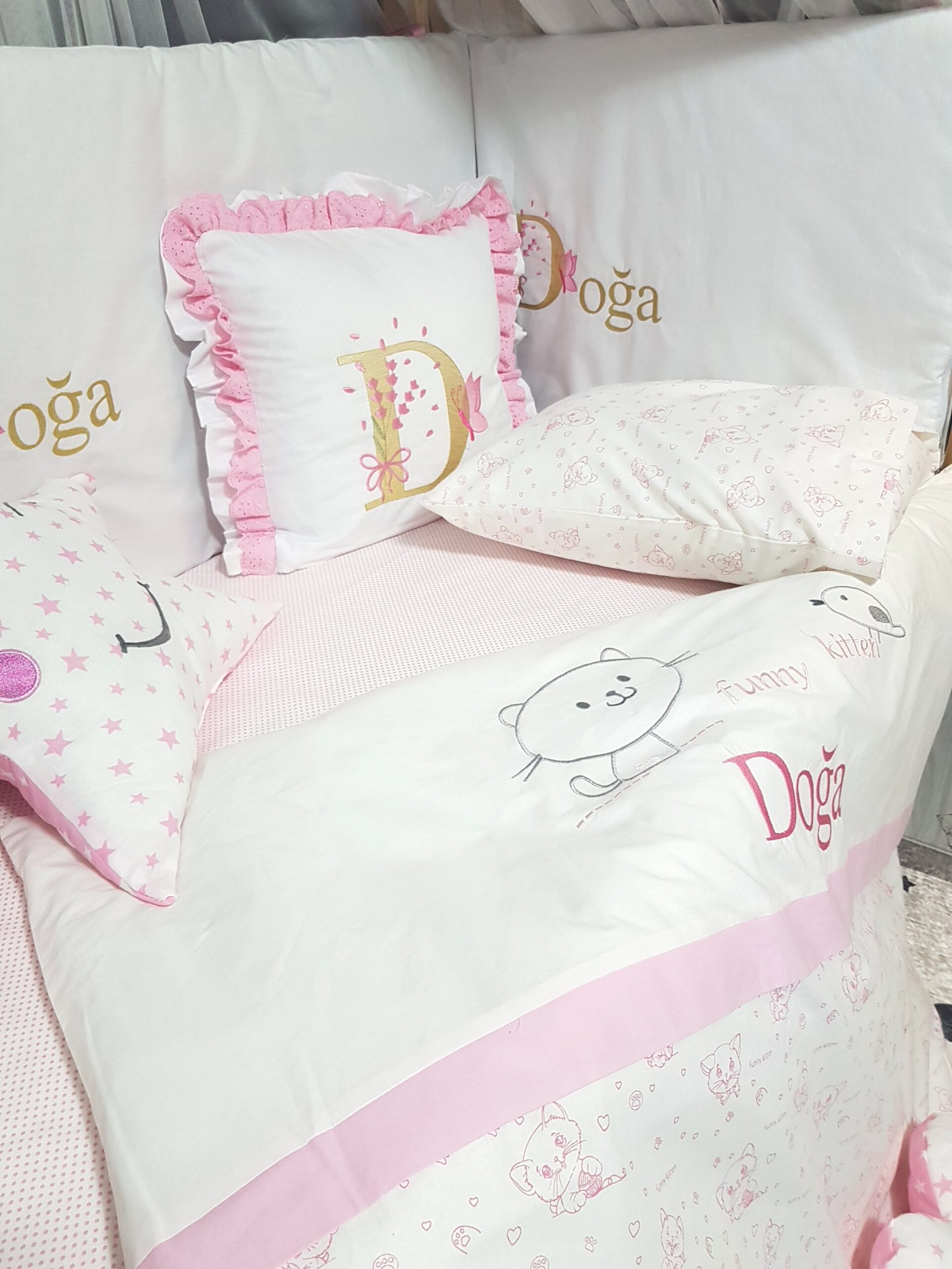 M5_elit_serisi_kedicik_kız_bebek_uyku_seti_lüks_cibinlikli_(17) %100 pamuklu, isimli ve nakışlı Baby Clime kız bebek uyku seti. Pembe kedicik deseniyle 60x120 ölçüsünde; her beşik için özel hazırlanır.