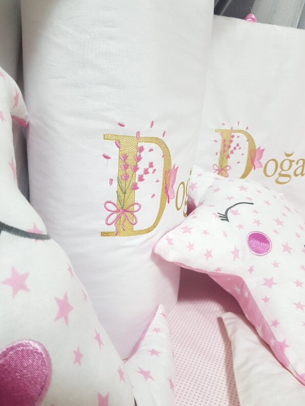 %100 pamuklu, isimli ve nakışlı Baby Clime kız bebek uyku seti. Pembe kedicik deseniyle 60x120 ölçüsünde; her beşik için özel hazırlanır.