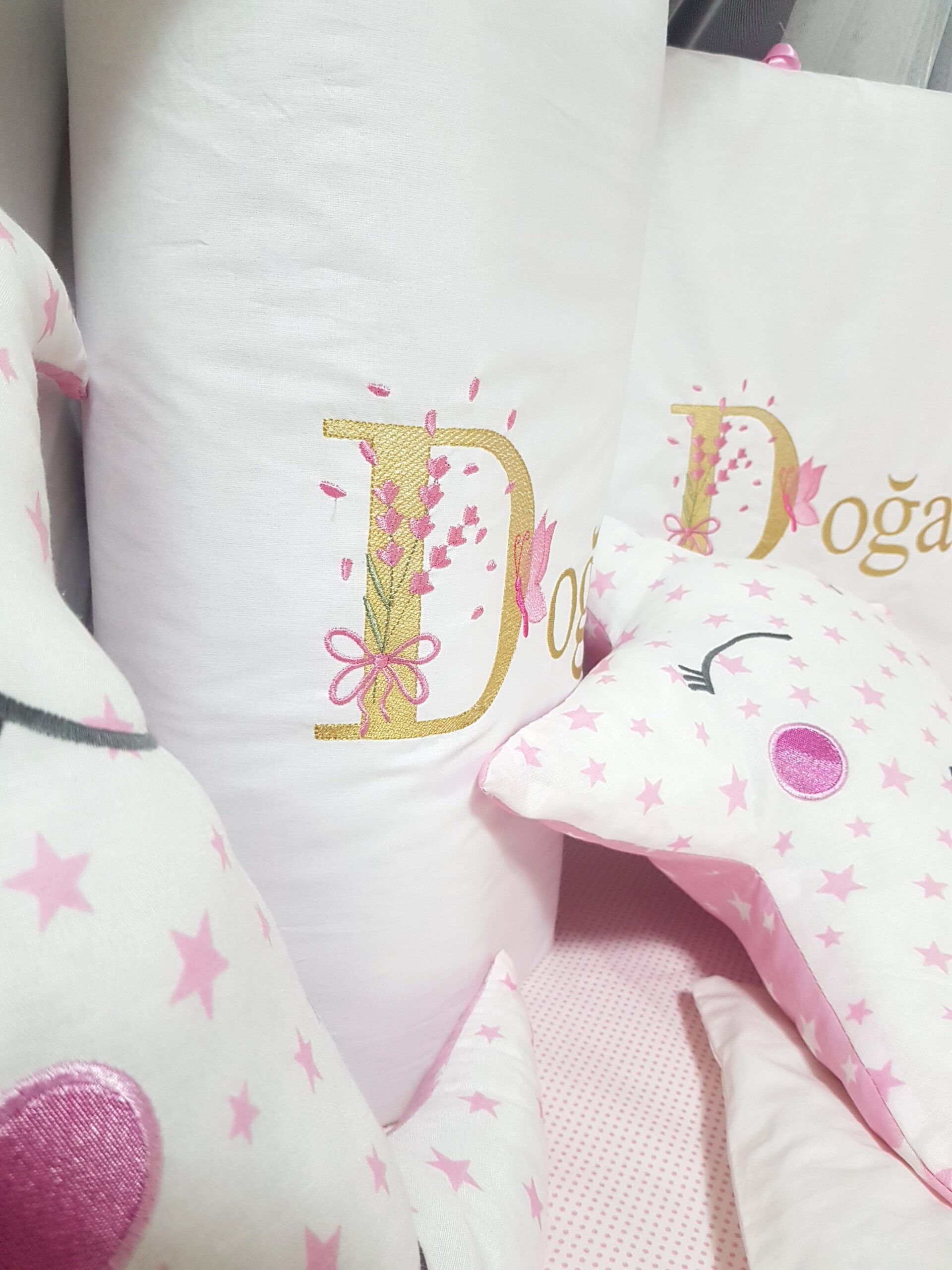 M5_elit_serisi_kedicik_kız_bebek_uyku_seti_lüks_cibinlikli_(20) %100 pamuklu, isimli ve nakışlı Baby Clime kız bebek uyku seti. Pembe kedicik deseniyle 60x120 ölçüsünde; her beşik için özel hazırlanır.