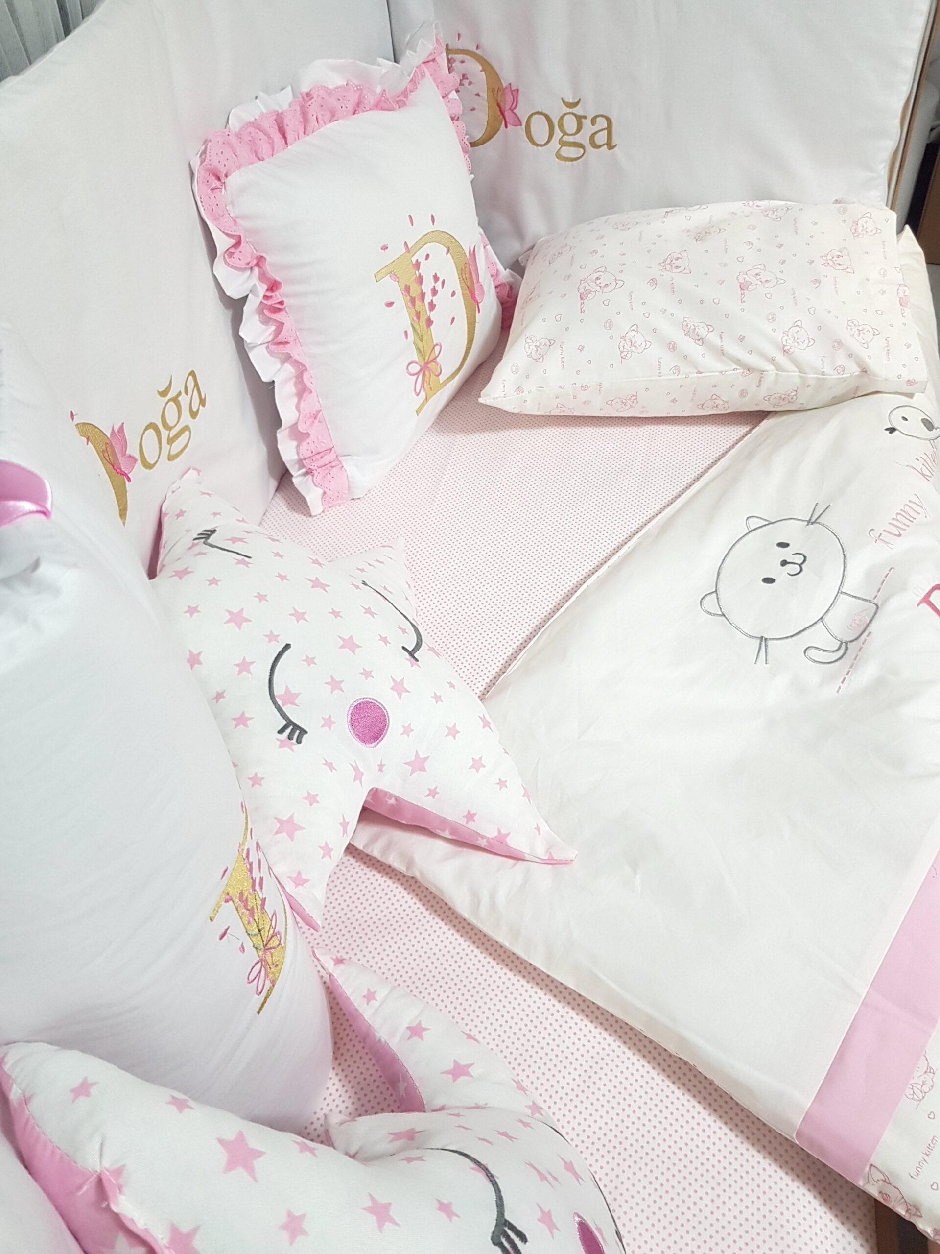 M5_elit_serisi_kedicik_kız_bebek_uyku_seti_lüks_cibinlikli_(24) %100 pamuklu, isimli ve nakışlı Baby Clime kız bebek uyku seti. Pembe kedicik deseniyle 60x120 ölçüsünde; her beşik için özel hazırlanır.