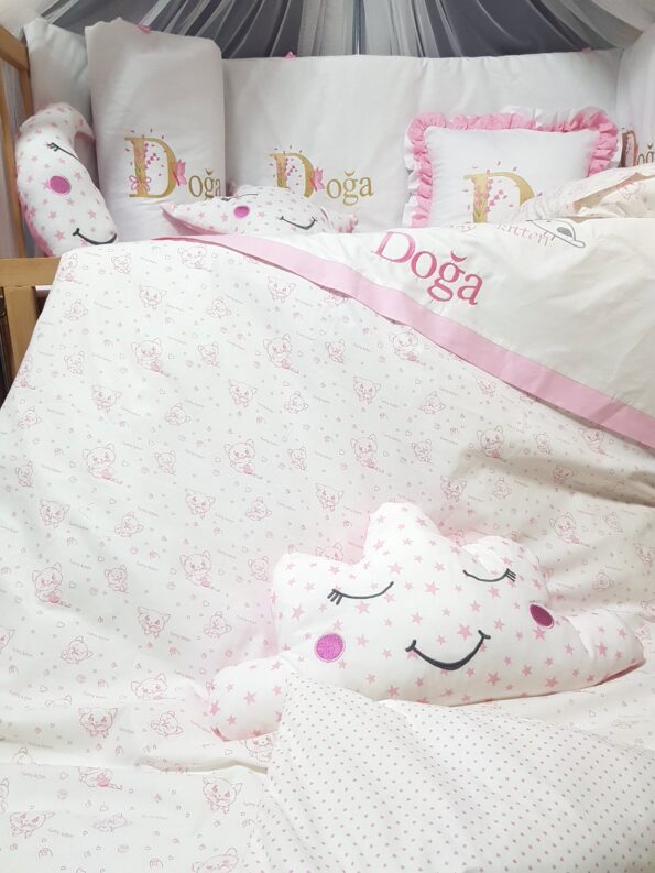 %100 pamuklu, isimli ve nakışlı Baby Clime kız bebek uyku seti. Pembe kedicik deseniyle 60x120 ölçüsünde; her beşik için özel hazırlanır.