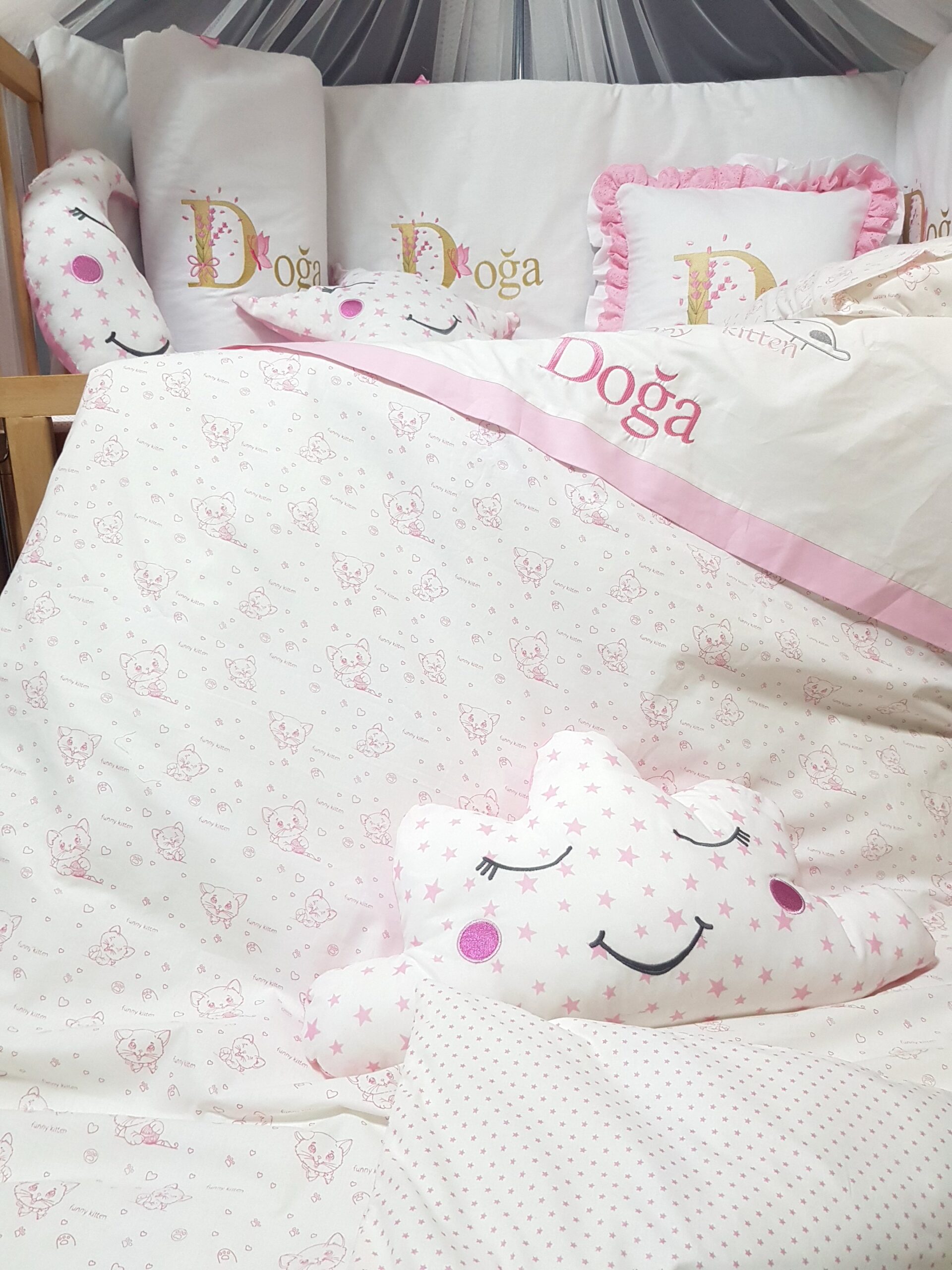 M5_elit_serisi_kedicik_kız_bebek_uyku_seti_lüks_cibinlikli_(4) %100 pamuklu, isimli ve nakışlı Baby Clime kız bebek uyku seti. Pembe kedicik deseniyle 60x120 ölçüsünde; her beşik için özel hazırlanır.